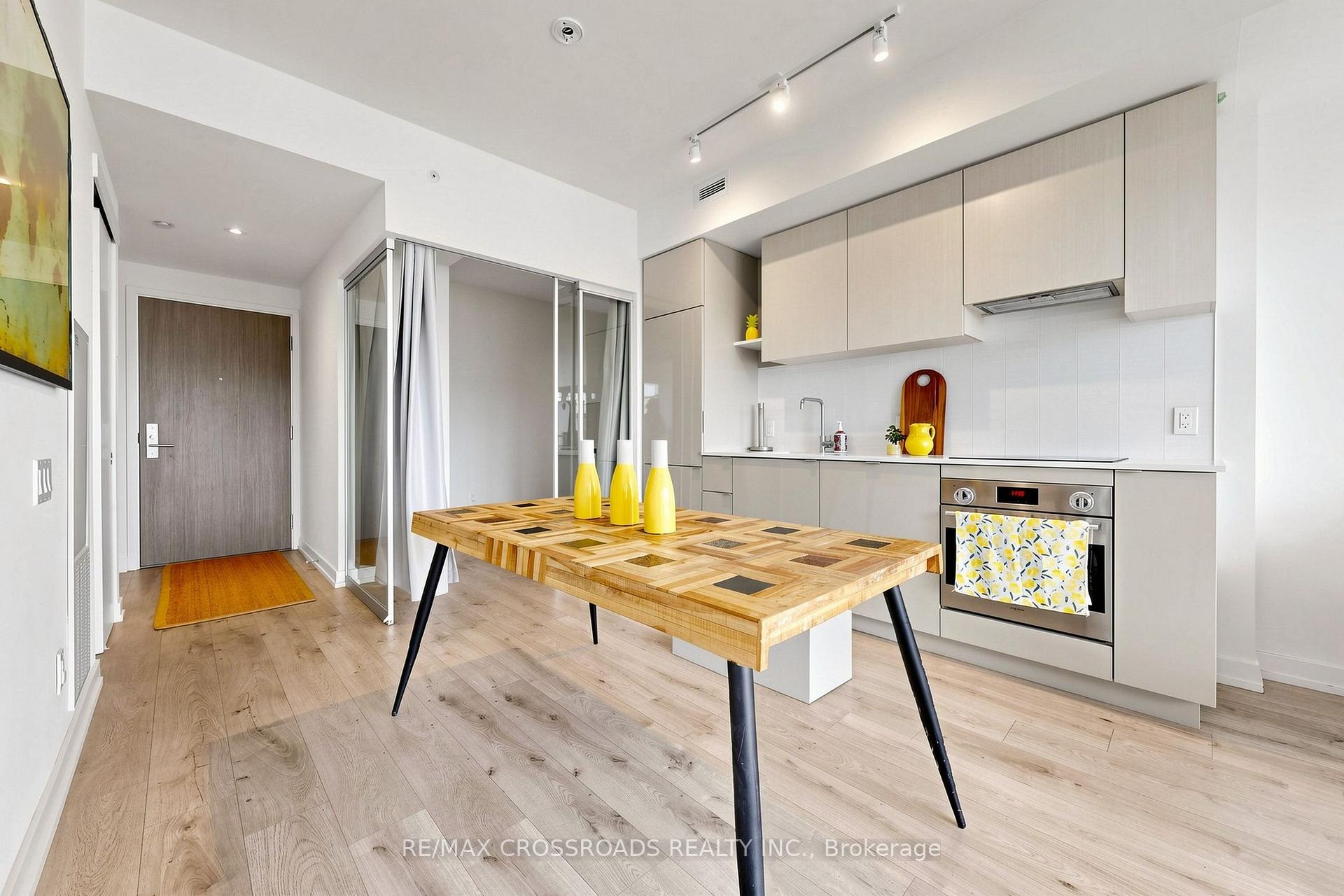 Photo 8 of 161 Roehampton Ave Apt: 4206 Avenue, Toronto, Mount Pleasant West — HOMEH
