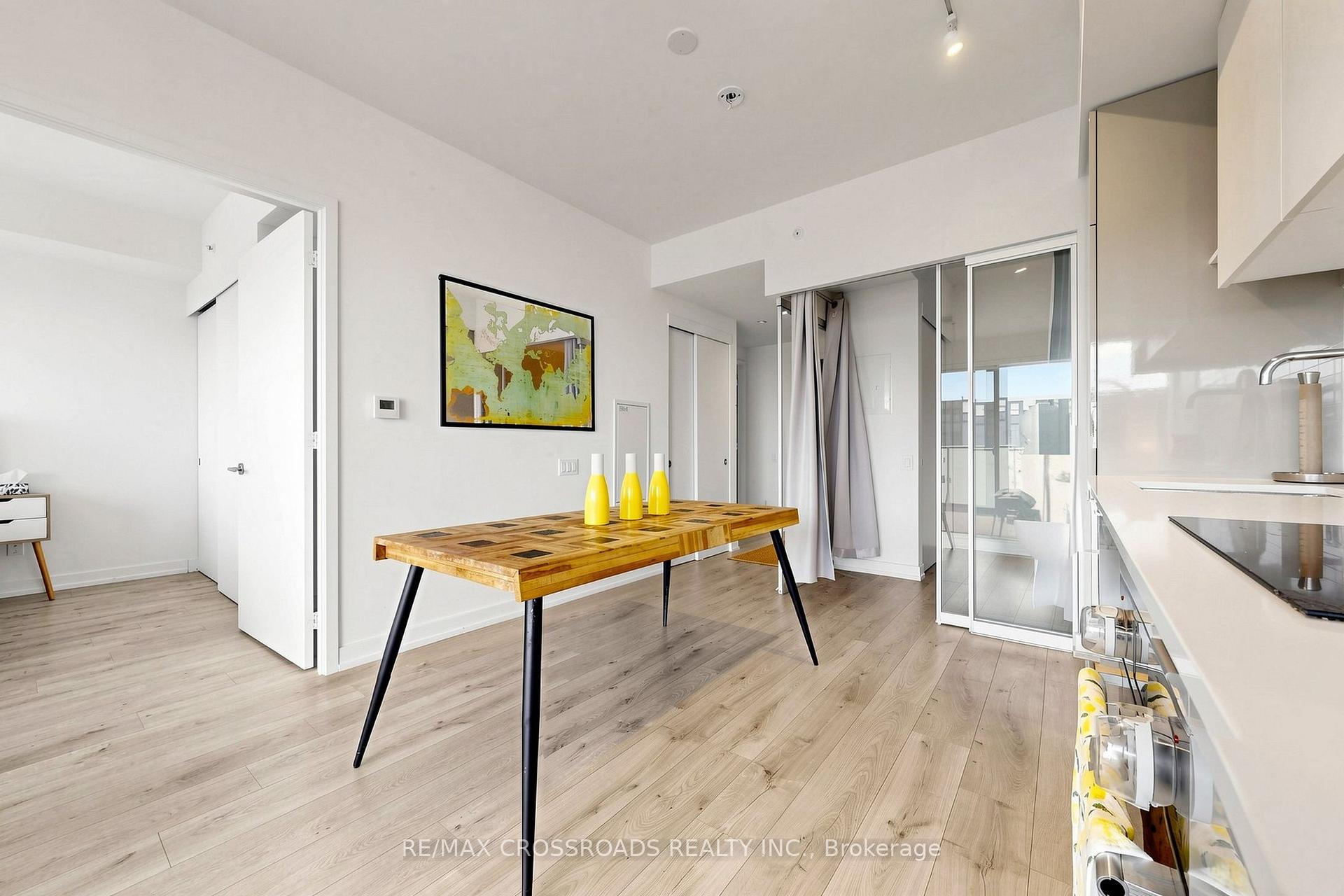 Photo 9 of 161 Roehampton Ave Apt: 4206 Avenue, Toronto, Mount Pleasant West — HOMEH