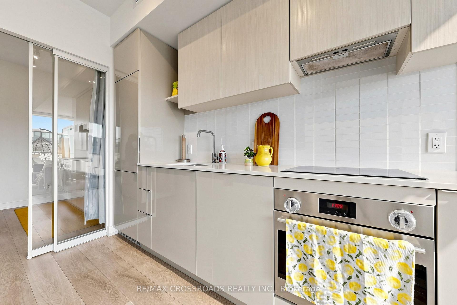 Photo 12 of 161 Roehampton Ave Apt: 4206 Avenue, Toronto, Mount Pleasant West — HOMEH