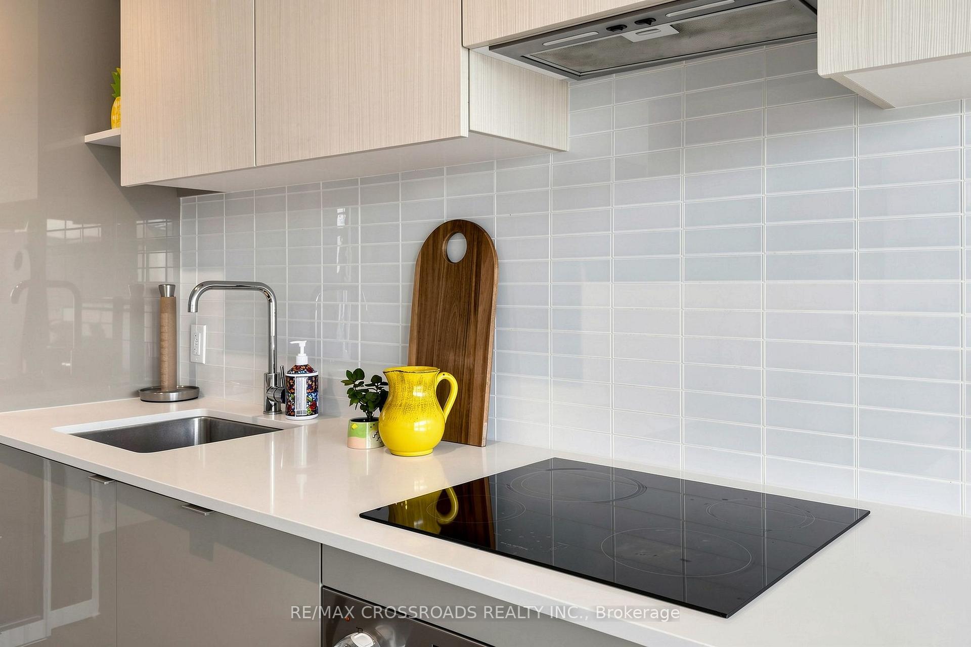 Photo 13 of 161 Roehampton Ave Apt: 4206 Avenue, Toronto, Mount Pleasant West — HOMEH