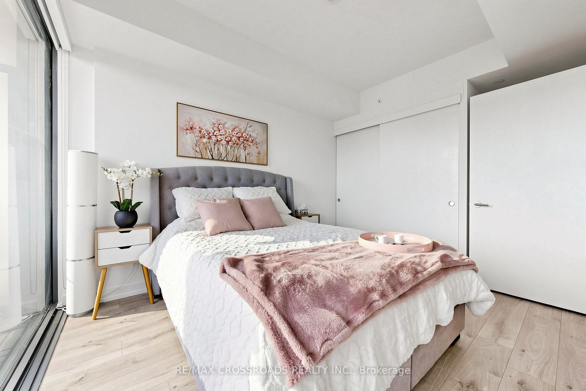Photo 15 of 161 Roehampton Ave Apt: 4206 Avenue, Toronto, Mount Pleasant West — HOMEH