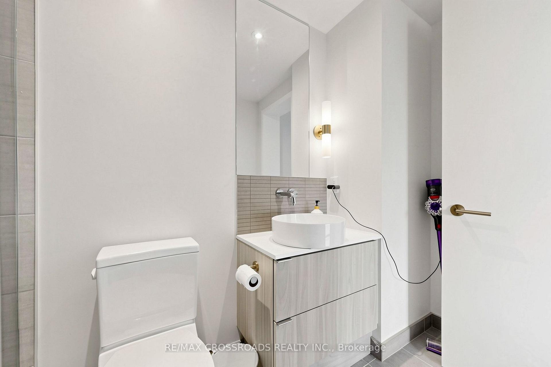 Photo 18 of 161 Roehampton Ave Apt: 4206 Avenue, Toronto, Mount Pleasant West — HOMEH