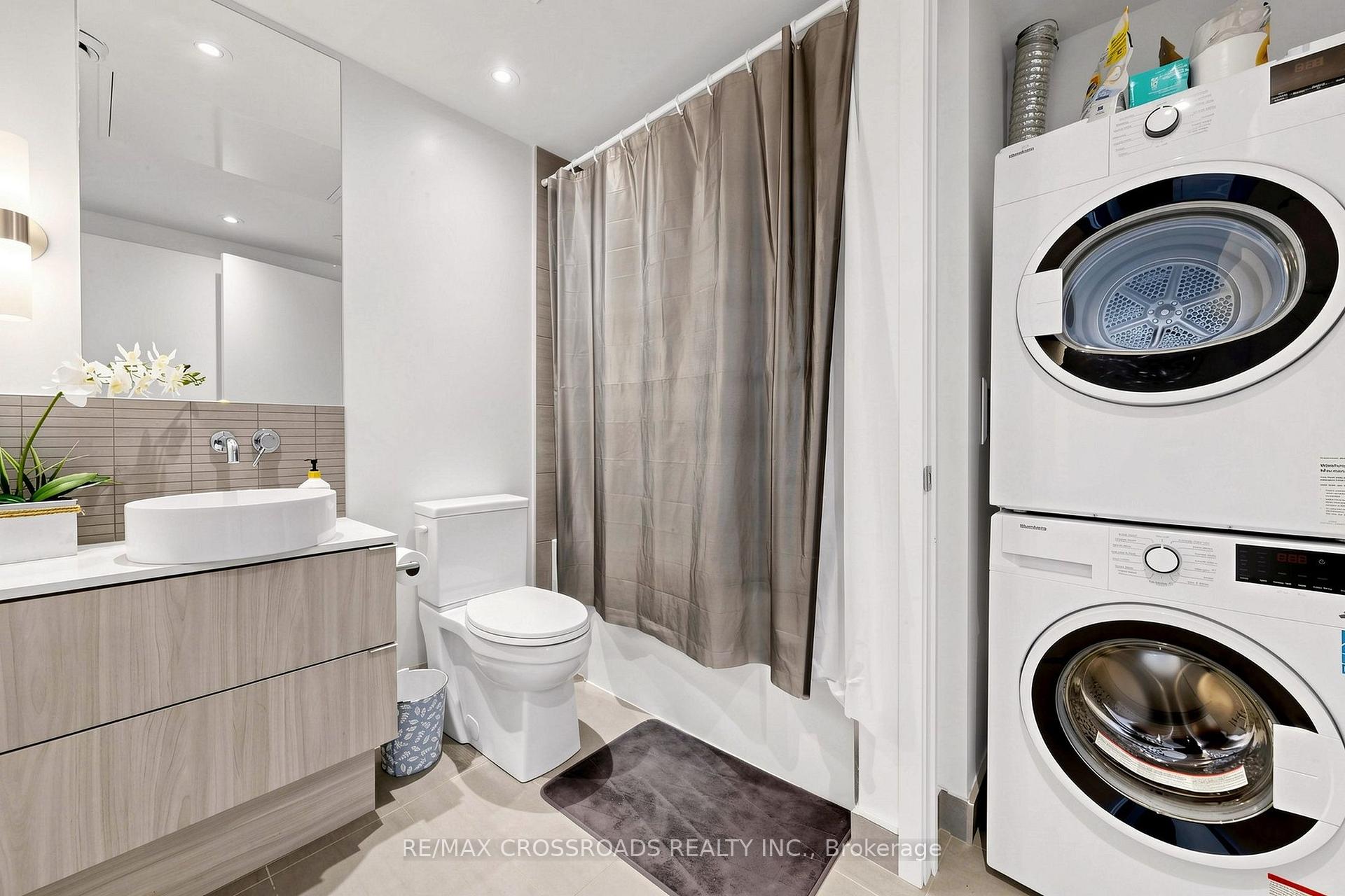 Photo 22 of 161 Roehampton Ave Apt: 4206 Avenue, Toronto, Mount Pleasant West — HOMEH