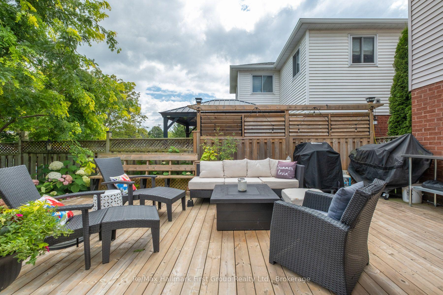 Photo 3 of 24 Strathmanor Drive, Clarington, Bowmanville — HOMEH