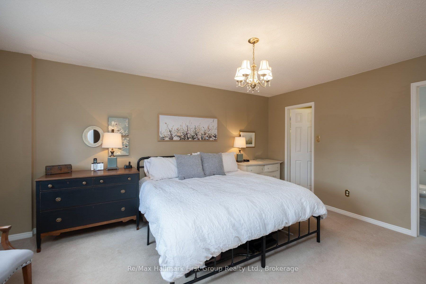 Photo 16 of 24 Strathmanor Drive, Clarington, Bowmanville — HOMEH