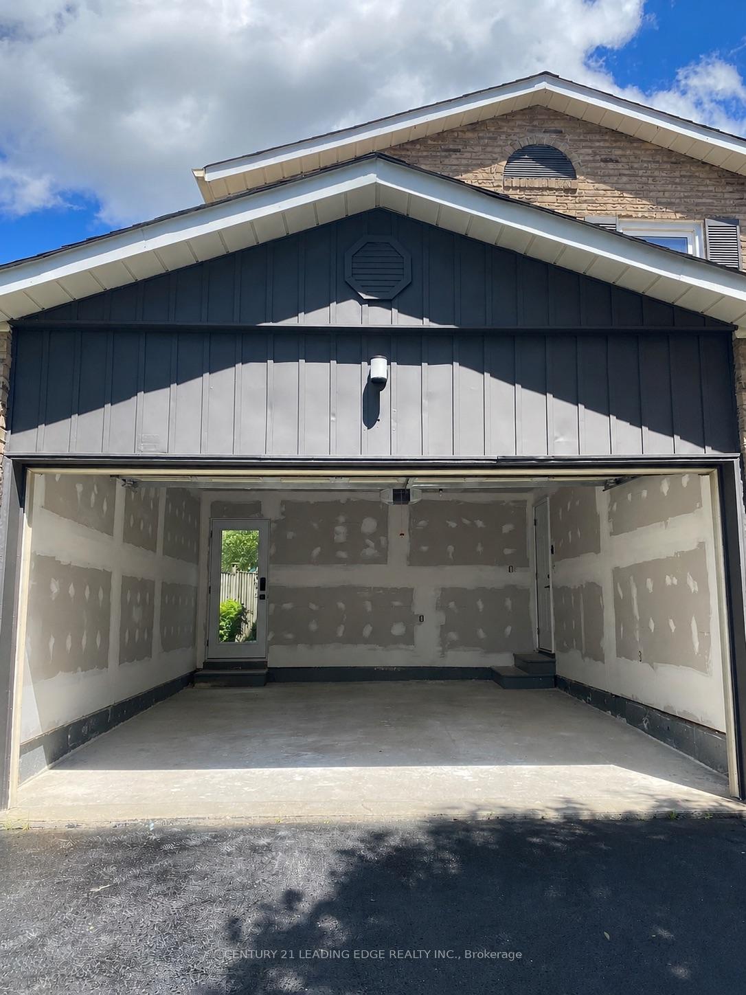 Photo 3 of 23 Spragg Circle, Markham, Markham Village — HOMEH