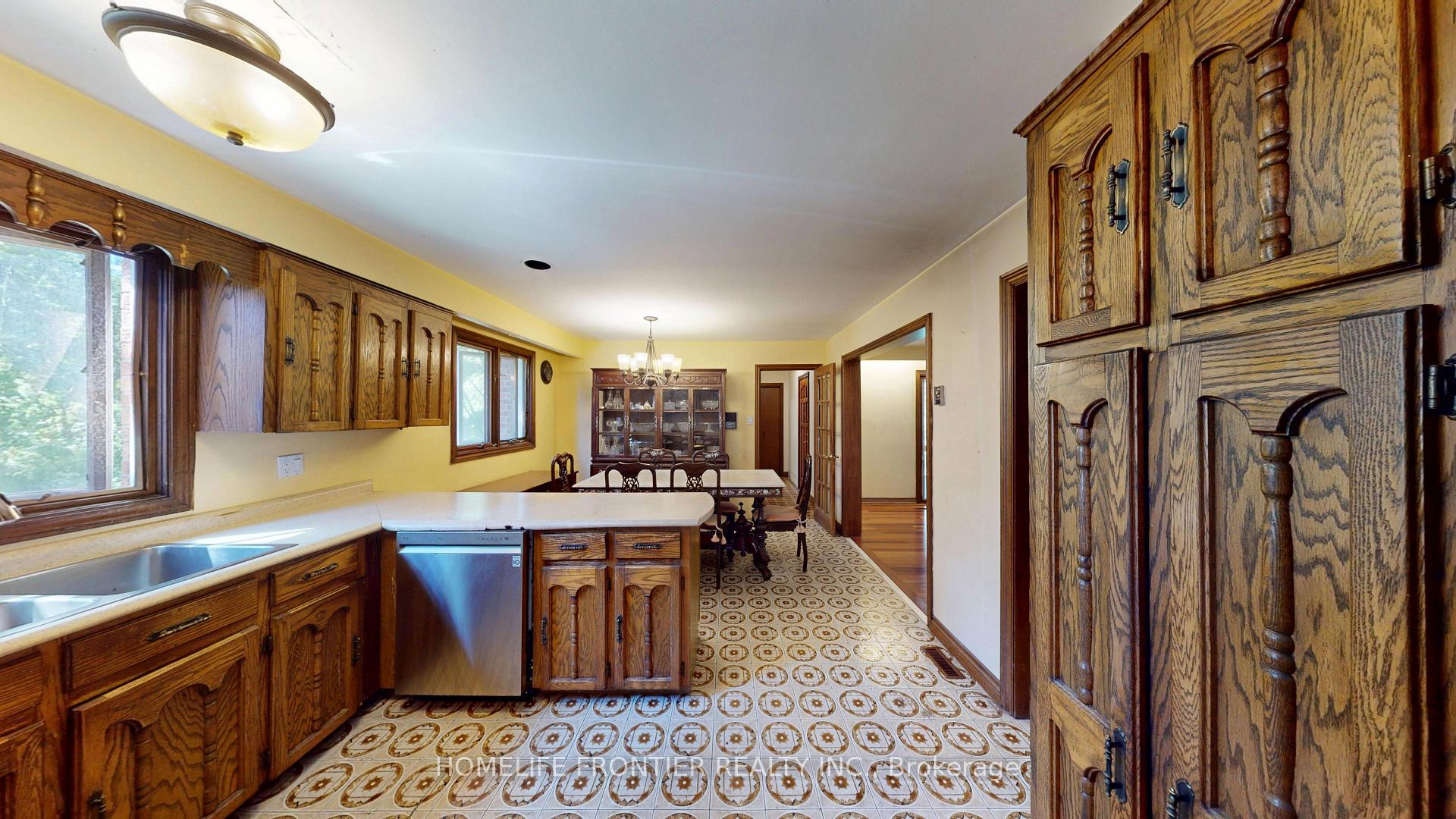 Photo 11 of 36 Riverdale Drive, Etobicoke, Thistletown-Beaumonde Heights — HOMEH