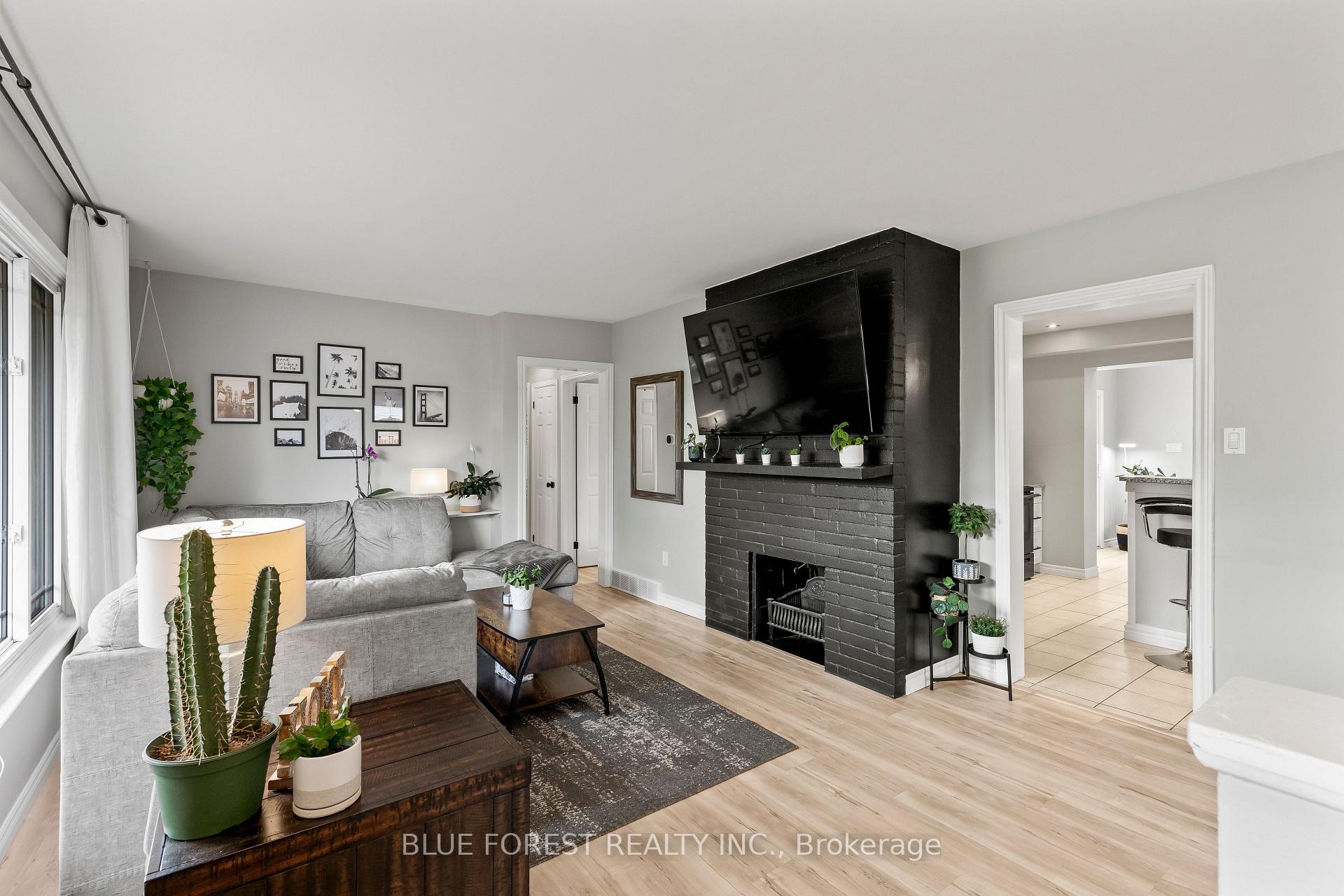 Photo 5 of 436 Baseline Road E, London, South G — HOMEH