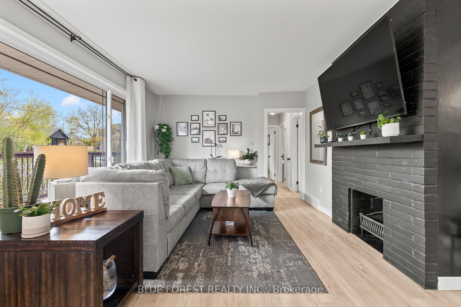 Photo 6 of 436 Baseline Road E, London, South G — HOMEH