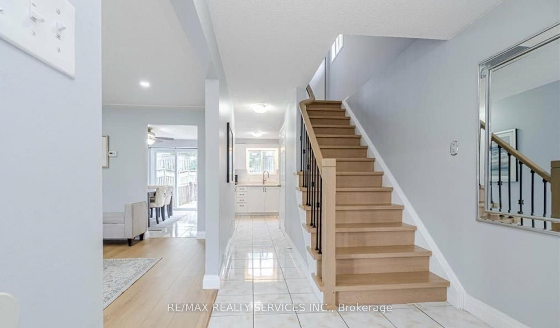 Photo 3 of 322 Benesfort Crescent, Kitchener, Victoria Hills — HOMEH