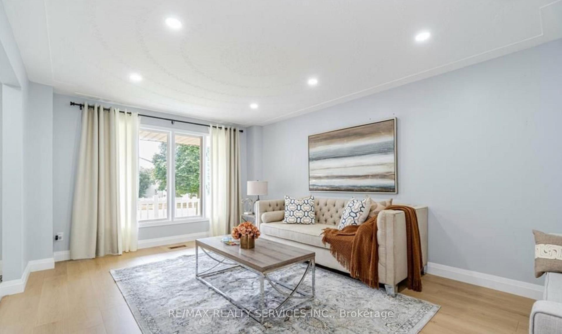 Photo 4 of 322 Benesfort Crescent, Kitchener, Victoria Hills — HOMEH