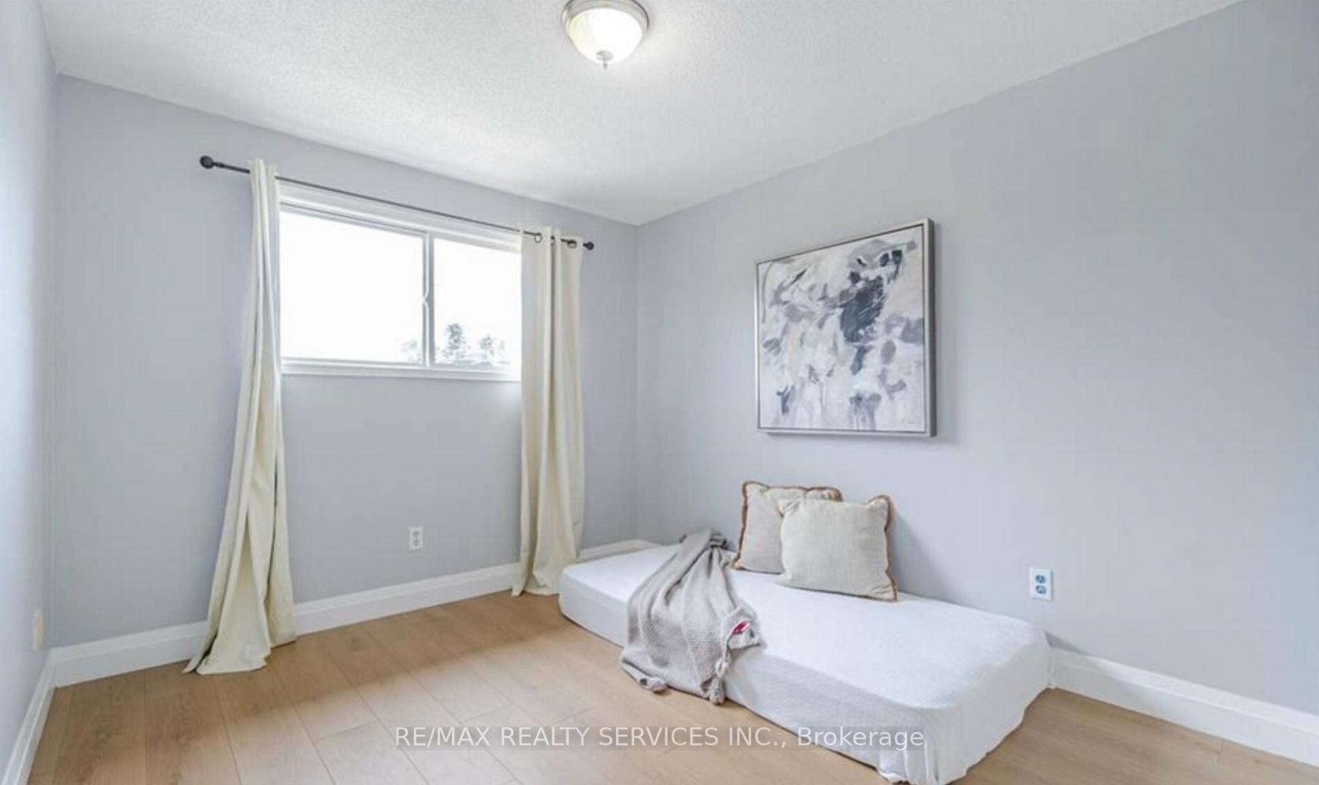 Photo 11 of 322 Benesfort Crescent, Kitchener, Victoria Hills — HOMEH