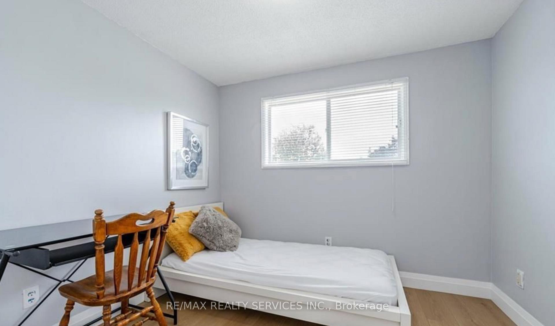 Photo 12 of 322 Benesfort Crescent, Kitchener, Victoria Hills — HOMEH