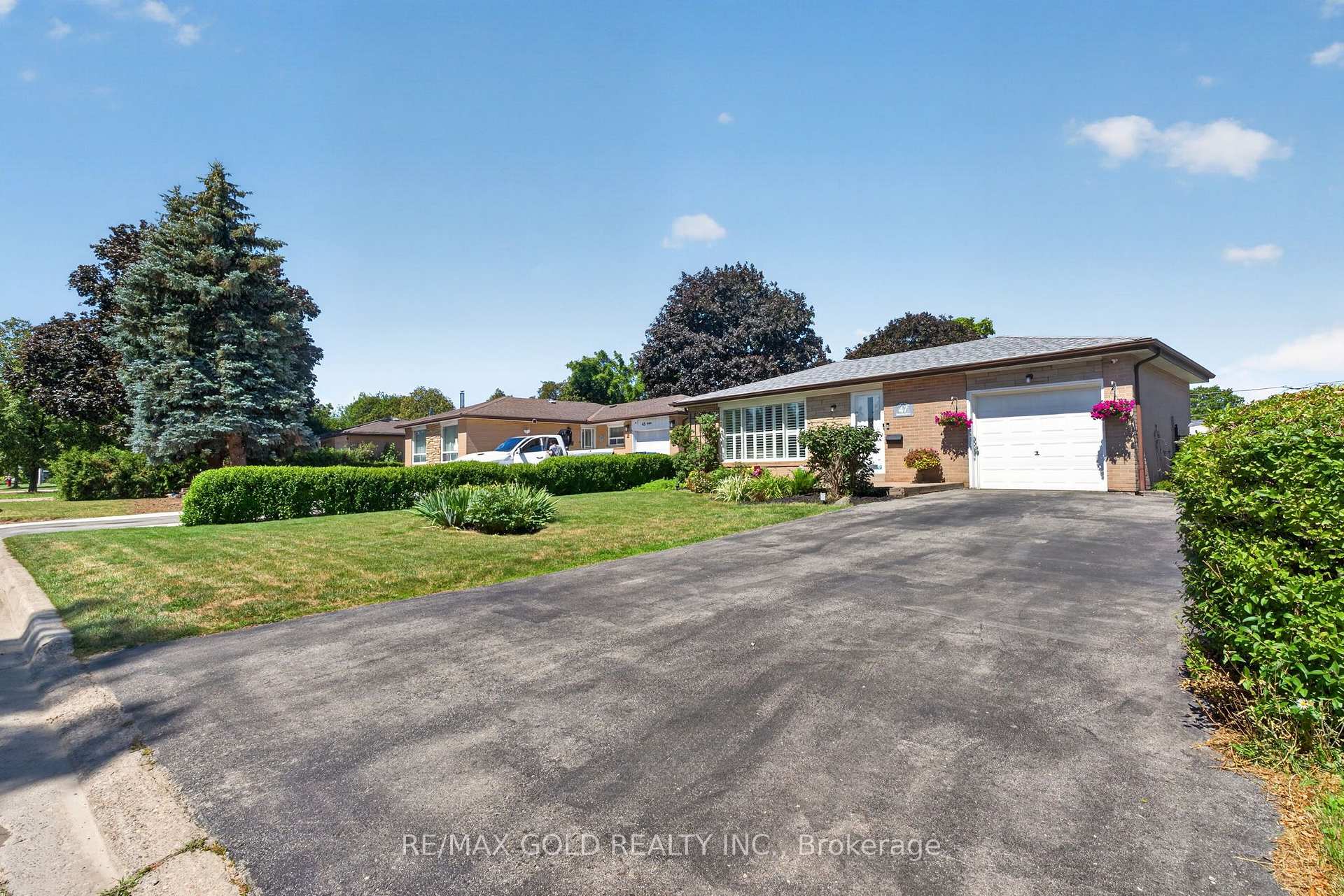 Photo 3 of 47 Belmont Drive, Brampton, Avondale — HOMEH
