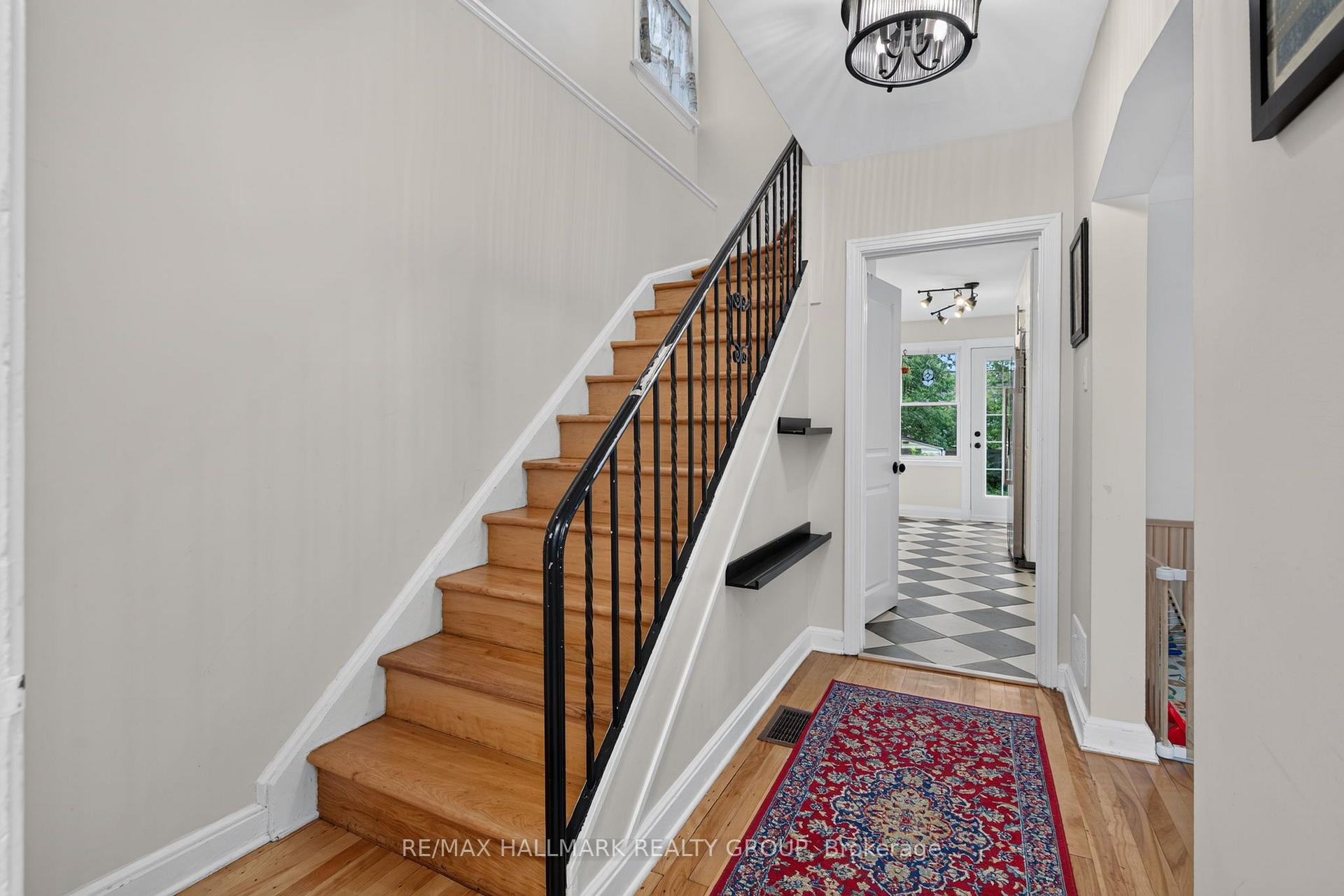 Photo 4 of 2110 Blossom Drive, Ottawa, Applewood Acres — HOMEH