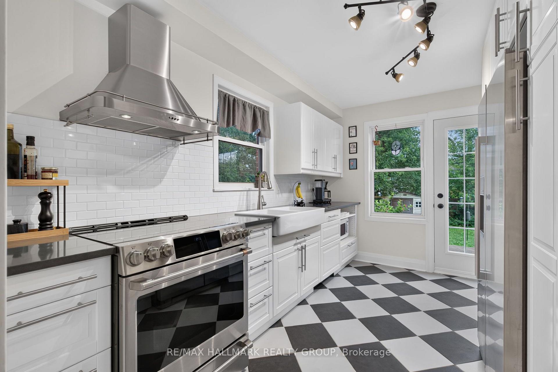 Photo 13 of 2110 Blossom Drive, Ottawa, Applewood Acres — HOMEH