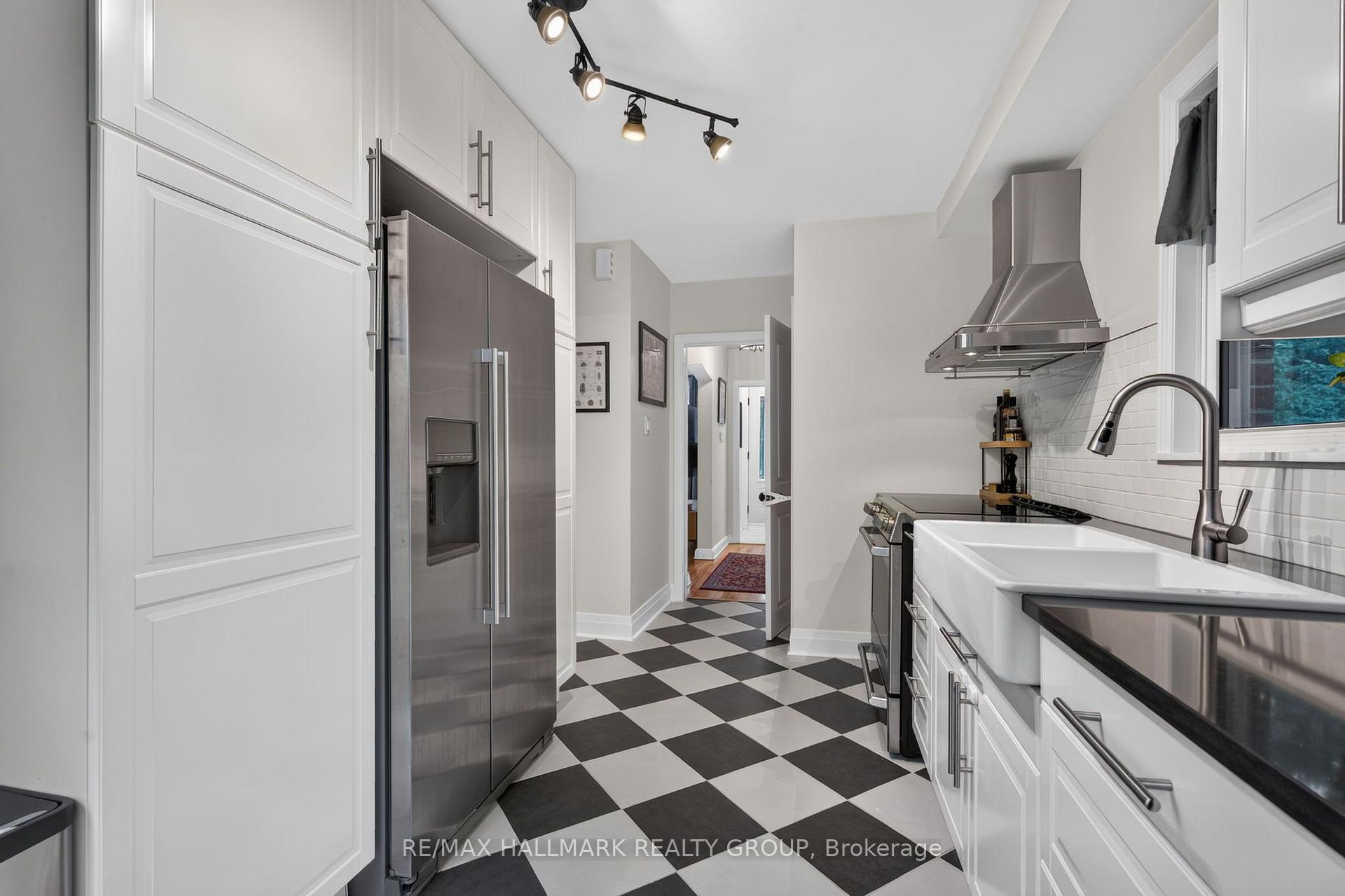 Photo 15 of 2110 Blossom Drive, Ottawa, Applewood Acres — HOMEH