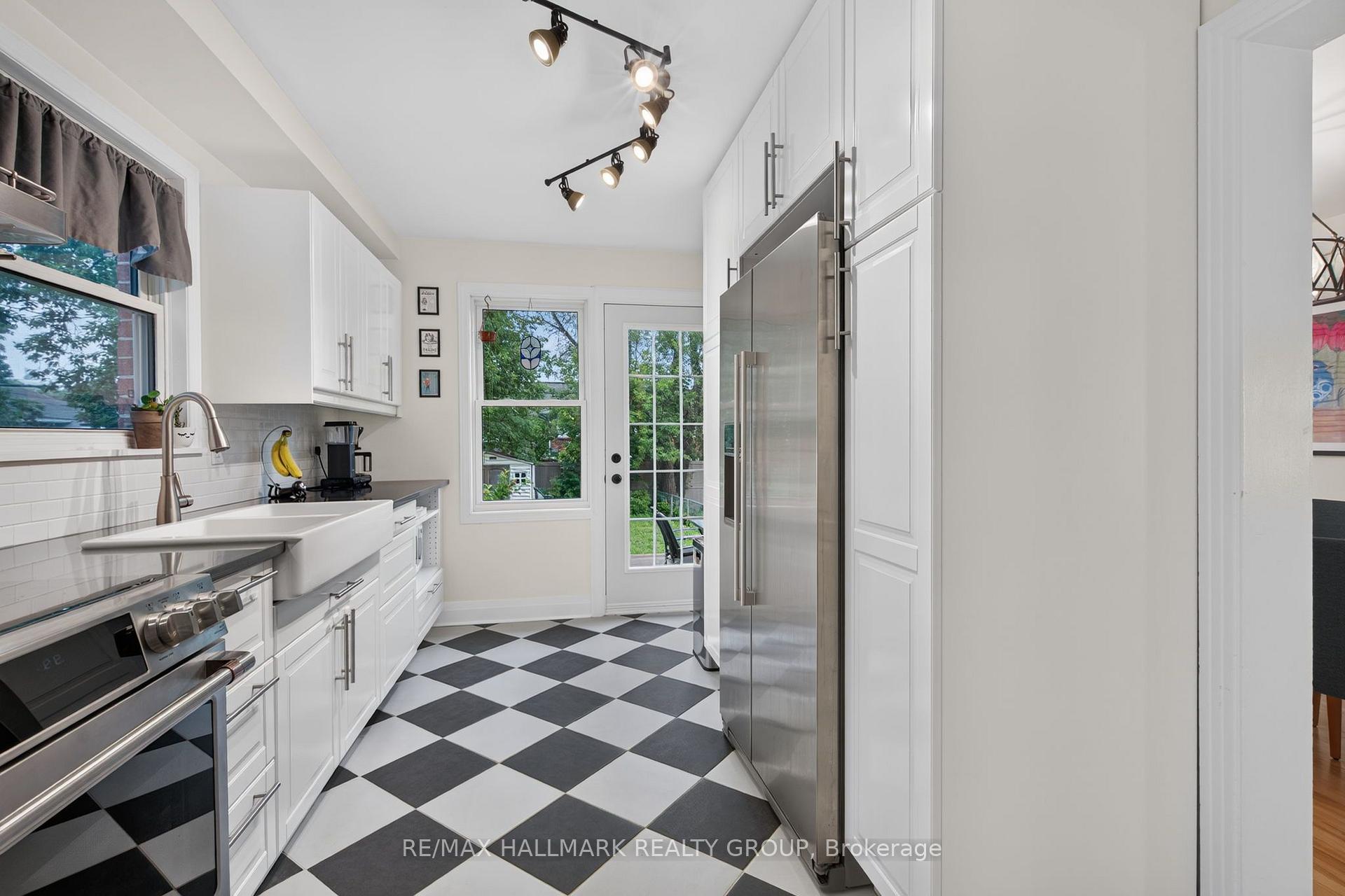 Photo 16 of 2110 Blossom Drive, Ottawa, Applewood Acres — HOMEH