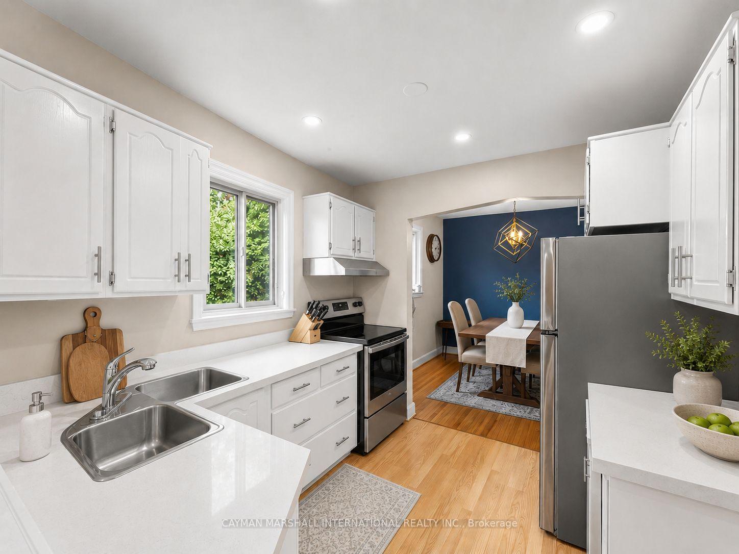 Photo 2 of 27 Maple Avenue N, Mississauga, Port Credit — HOMEH