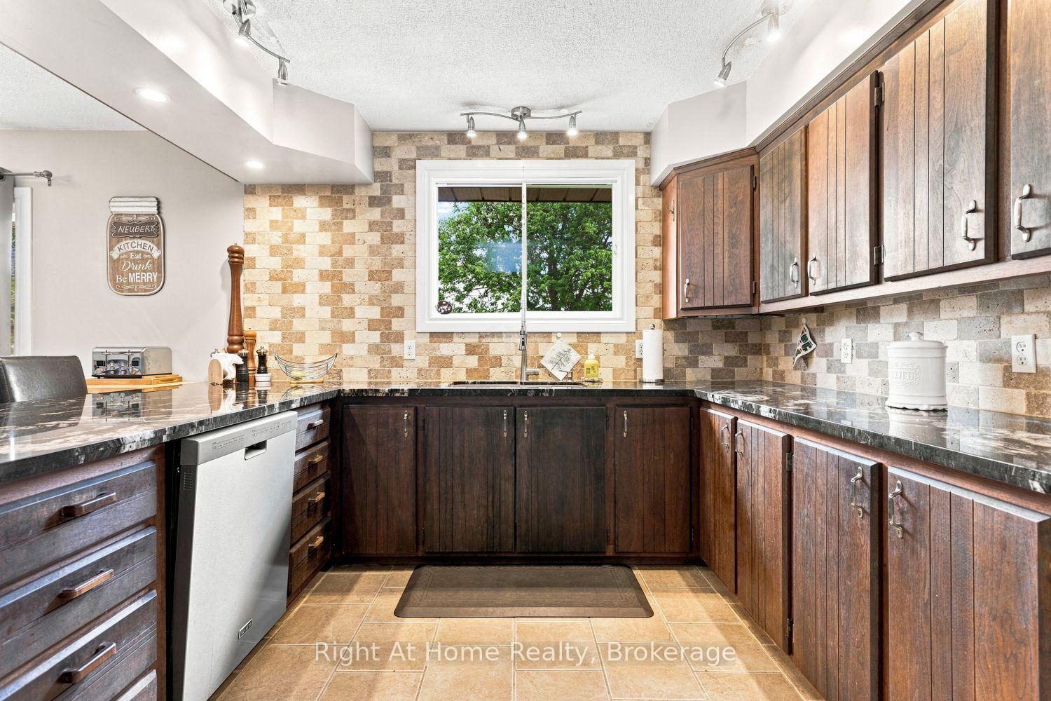 Photo 17 of 34 Birch Point Road, Kawartha Lakes, Verulam — HOMEH