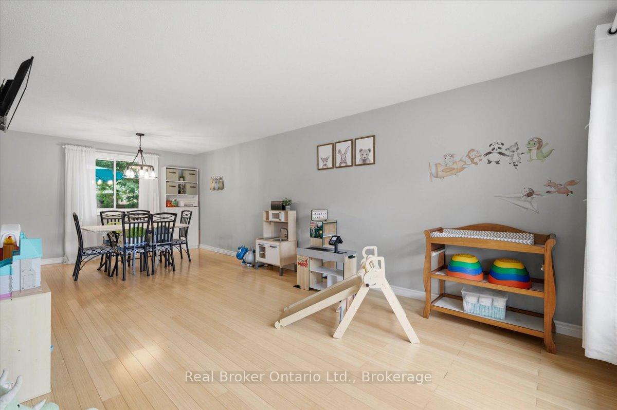 Photo 18 of 255 West Acres Drive, Guelph, Willow West/Sugarbush/West Acres — HOMEH