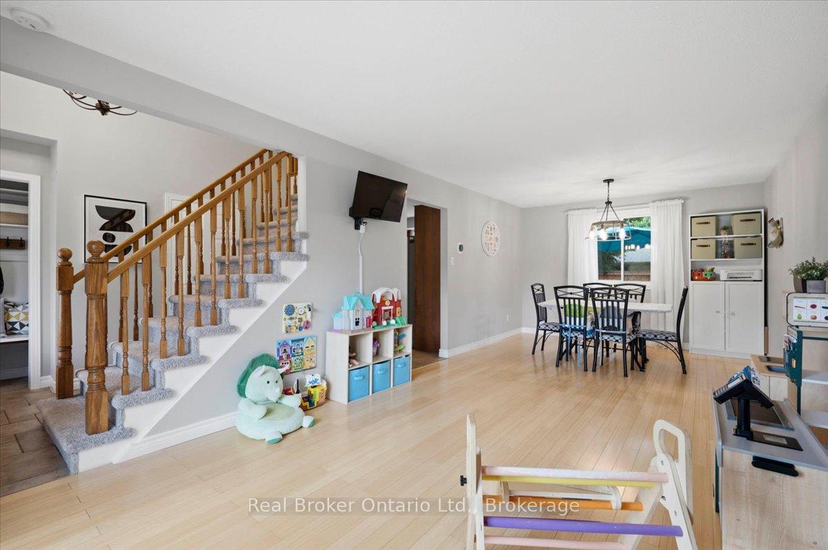 Photo 19 of 255 West Acres Drive, Guelph, Willow West/Sugarbush/West Acres — HOMEH