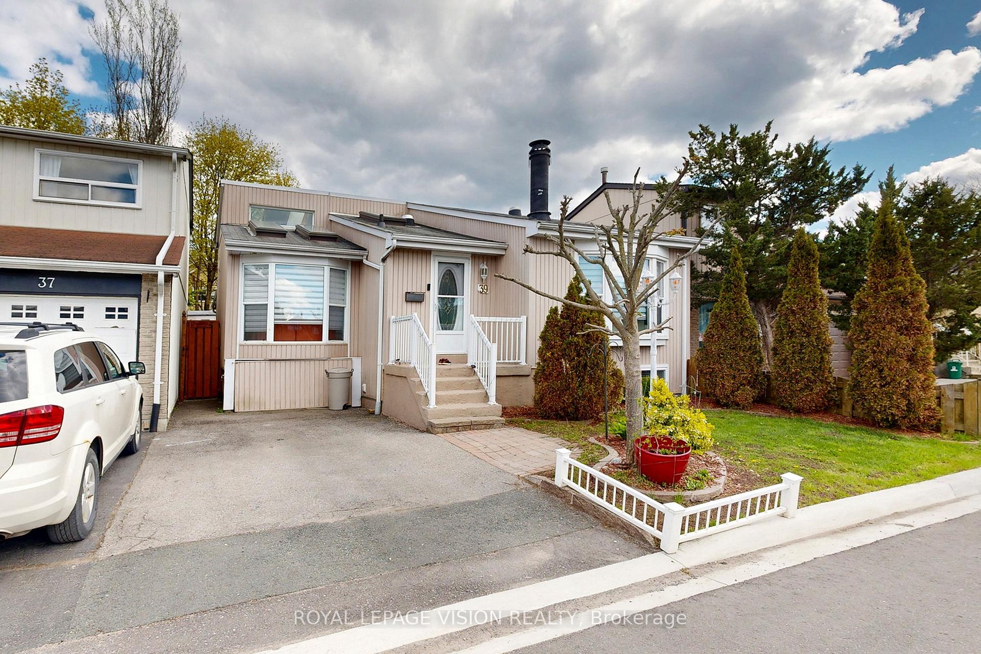 Photo 2 of Unit 16, 39 Lucas Lane, Ajax, South West — HOMEH