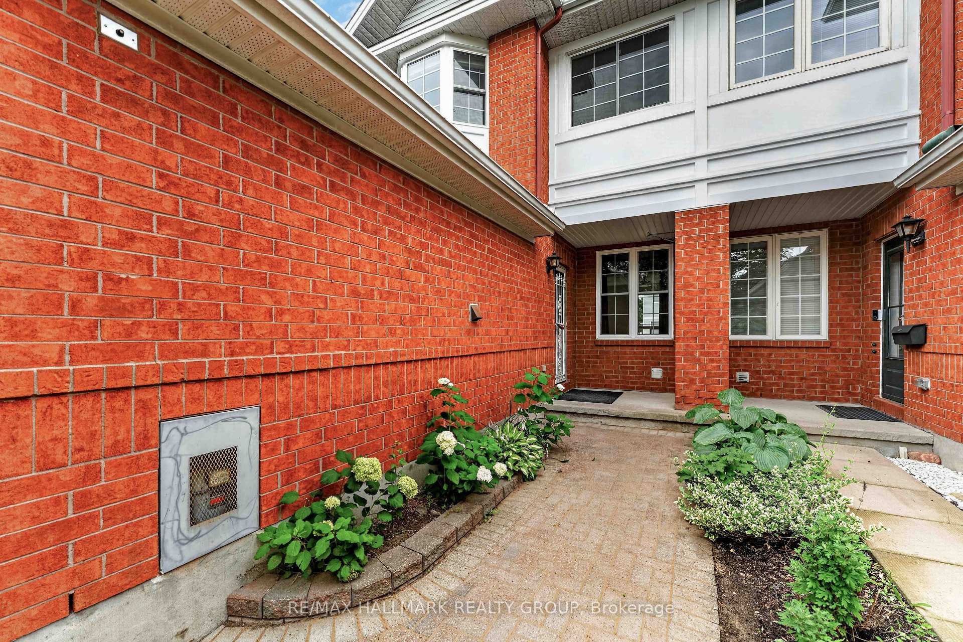 Photo 3 of 16 Central Park Drive, Ottawa, Central Park — HOMEH