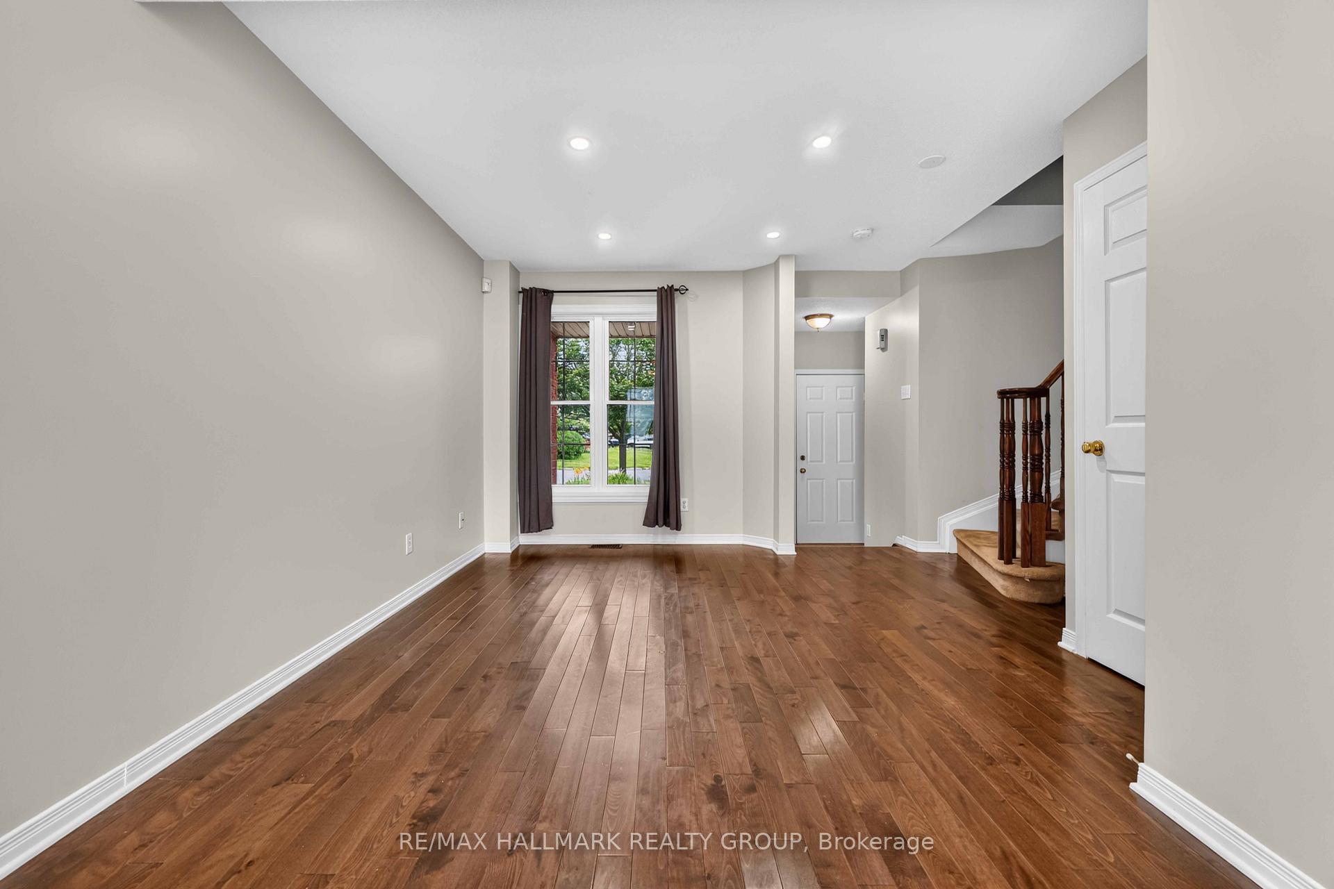Photo 5 of 16 Central Park Drive, Ottawa, Central Park — HOMEH