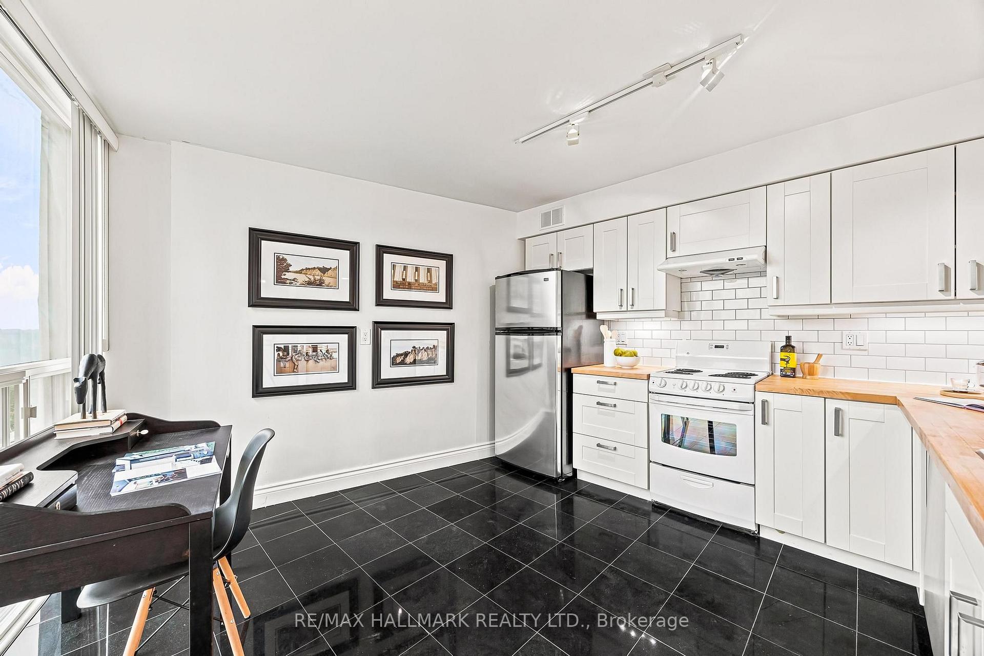Photo 8 of Unit 607, 50 Eglinton Avenue W, Mississauga, Hurontario — HOMEH