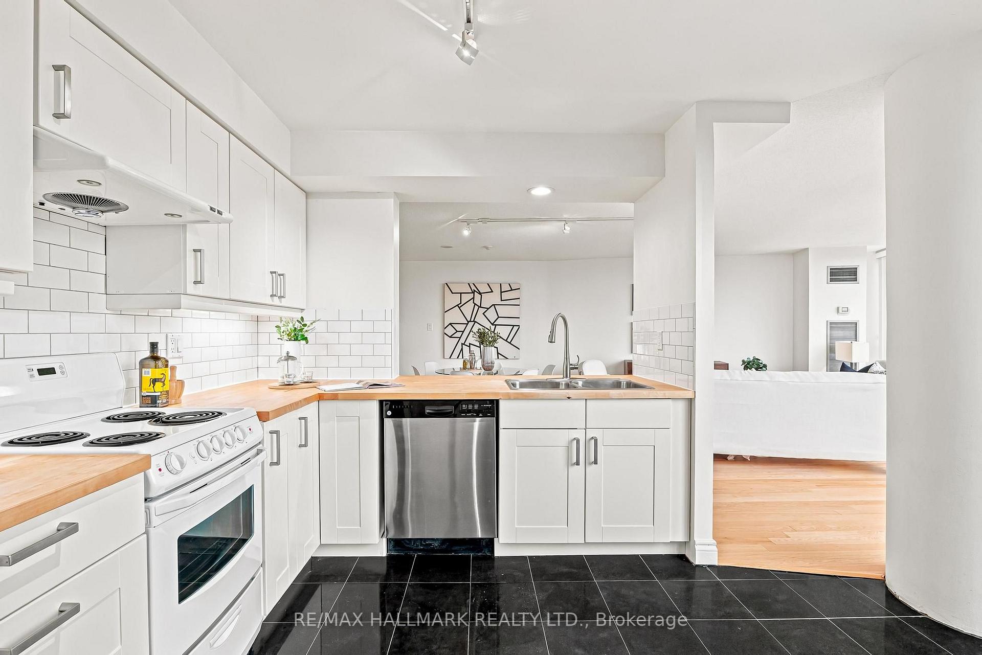 Photo 11 of Unit 607, 50 Eglinton Avenue W, Mississauga, Hurontario — HOMEH