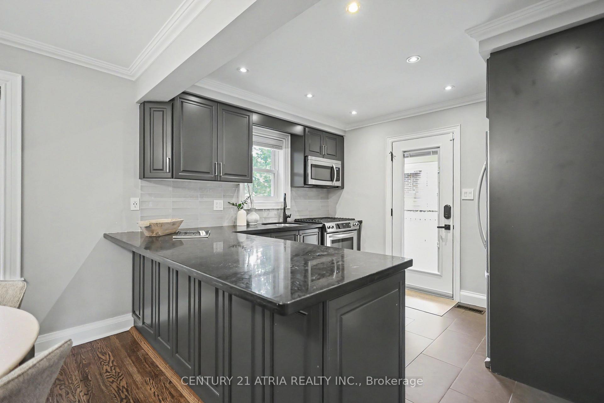 Photo 10 of 62 Lynngrove Avenue, Etobicoke, Kingsway South — HOMEH
