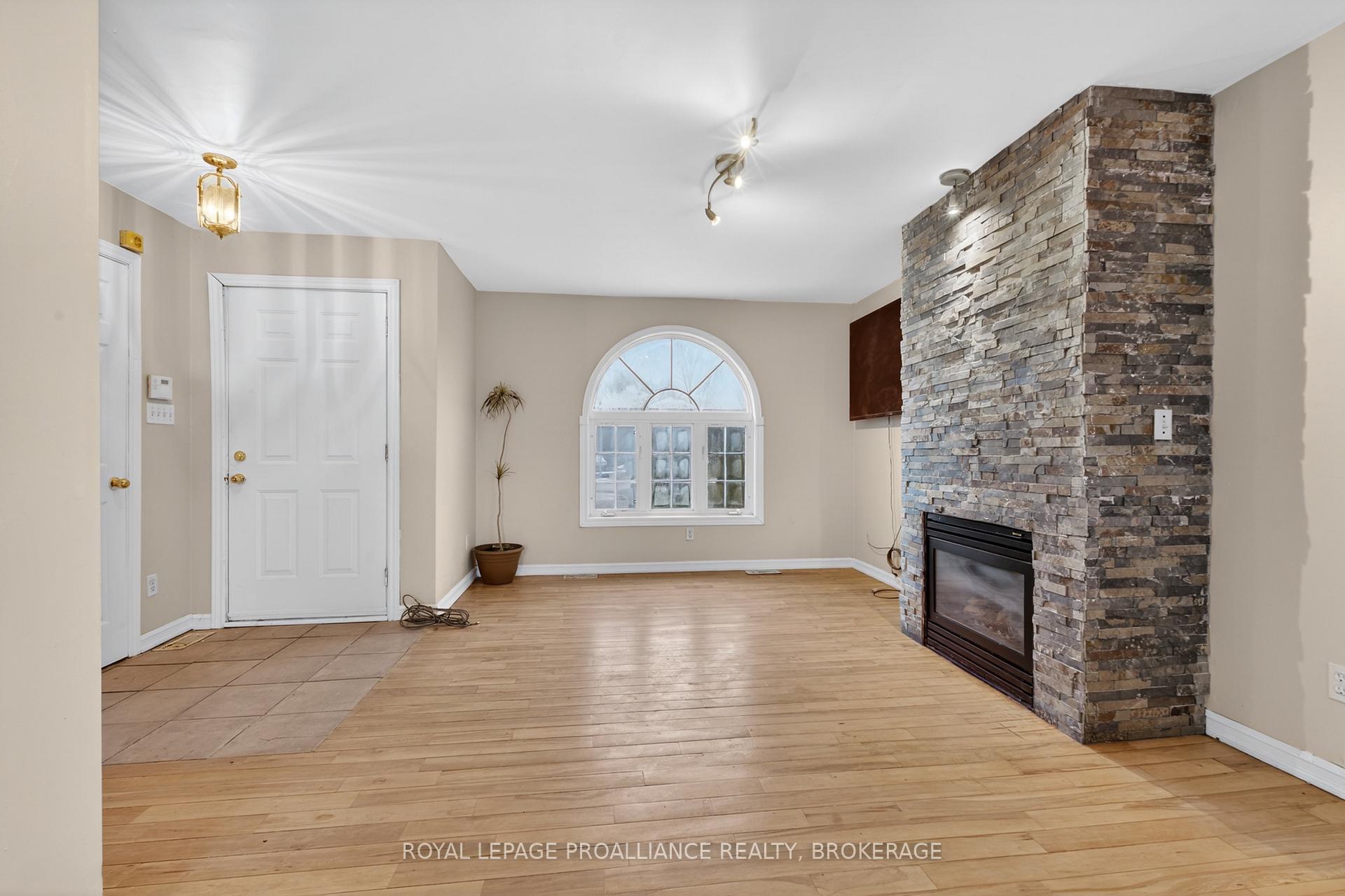 Photo 3 of 3081 Barnaby Court, Kingston, City North of 401 — HOMEH