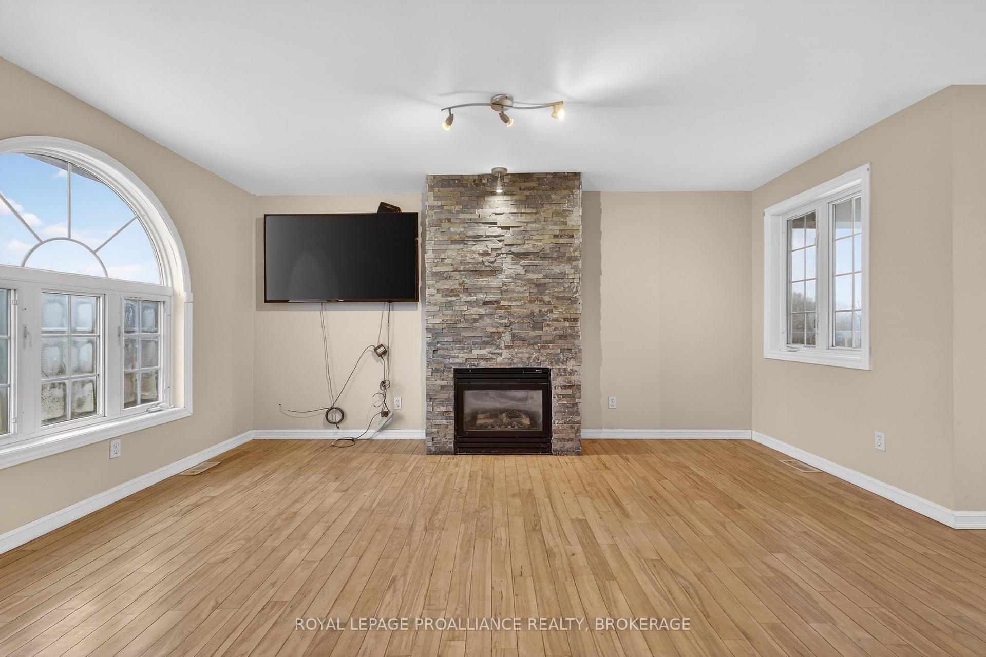 Photo 4 of 3081 Barnaby Court, Kingston, City North of 401 — HOMEH