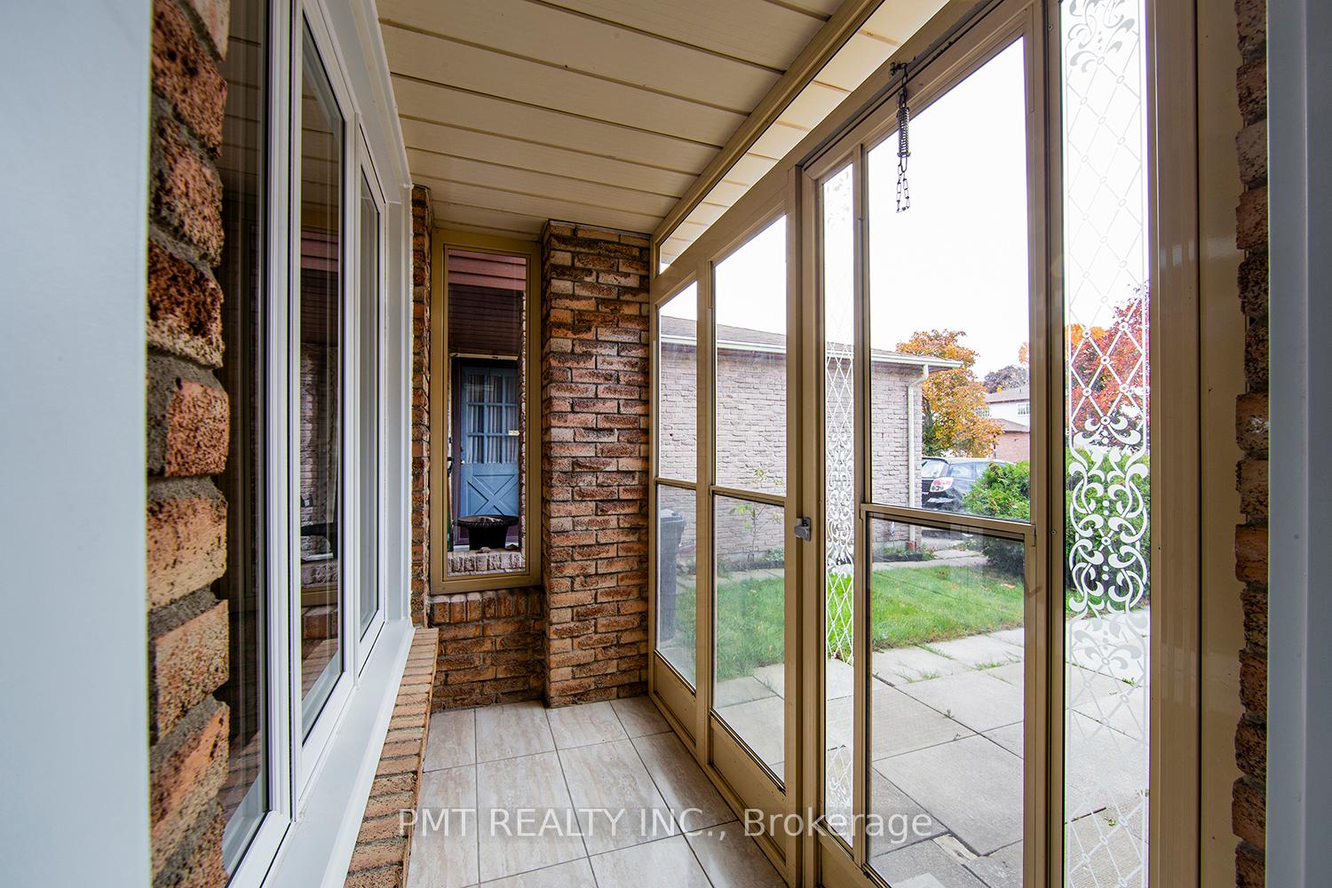 Photo 3 of 26 Granada Crescent, Scarborough, Rouge — HOMEH