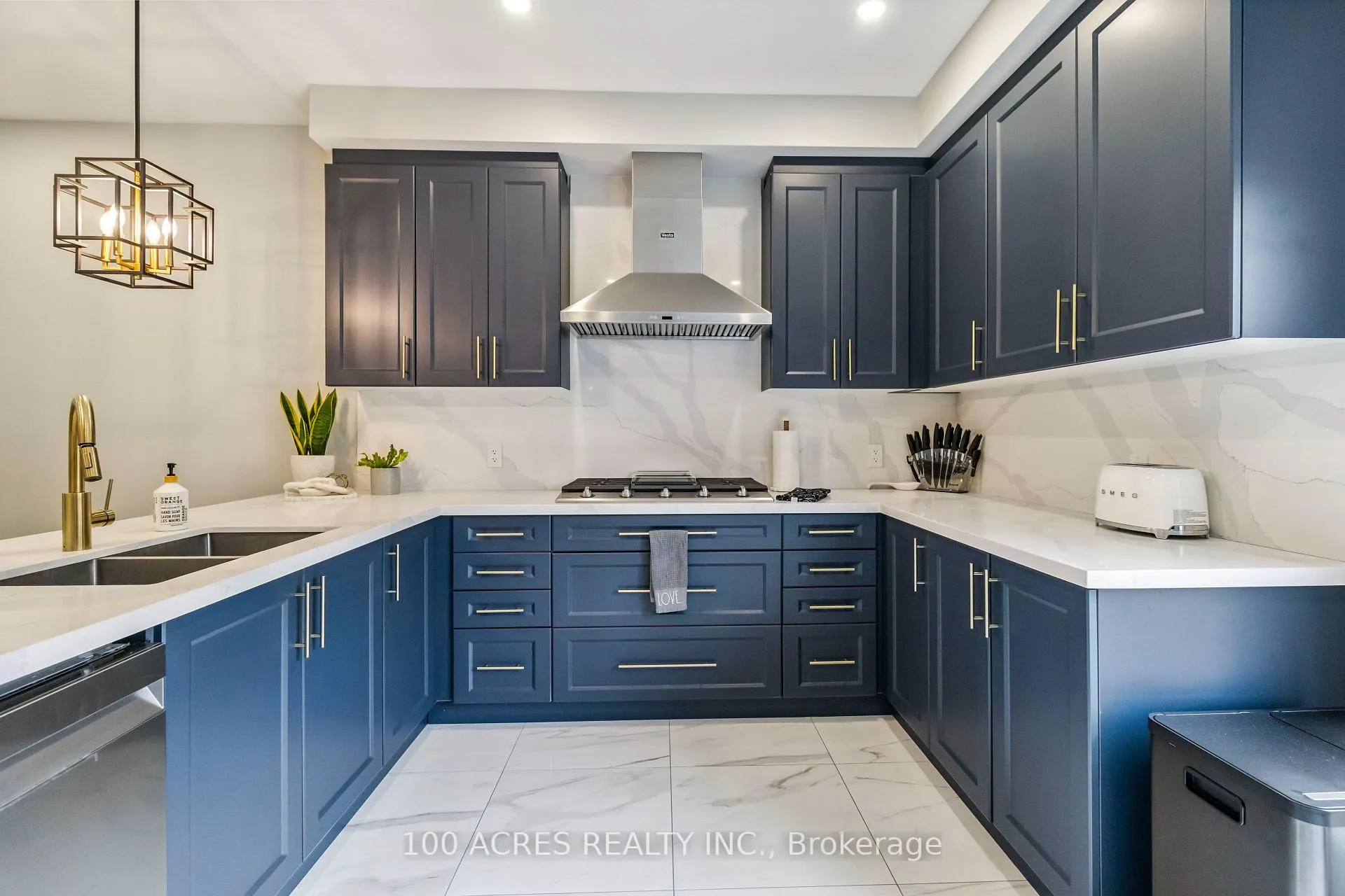 Photo 11 of 4 Dalbeattie Drive, Brampton, Bram West — HOMEH