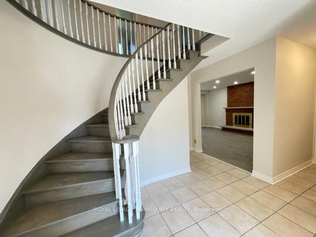 Photo 3 of 743 Fieldstone Road, Mississauga, Erindale — HOMEH