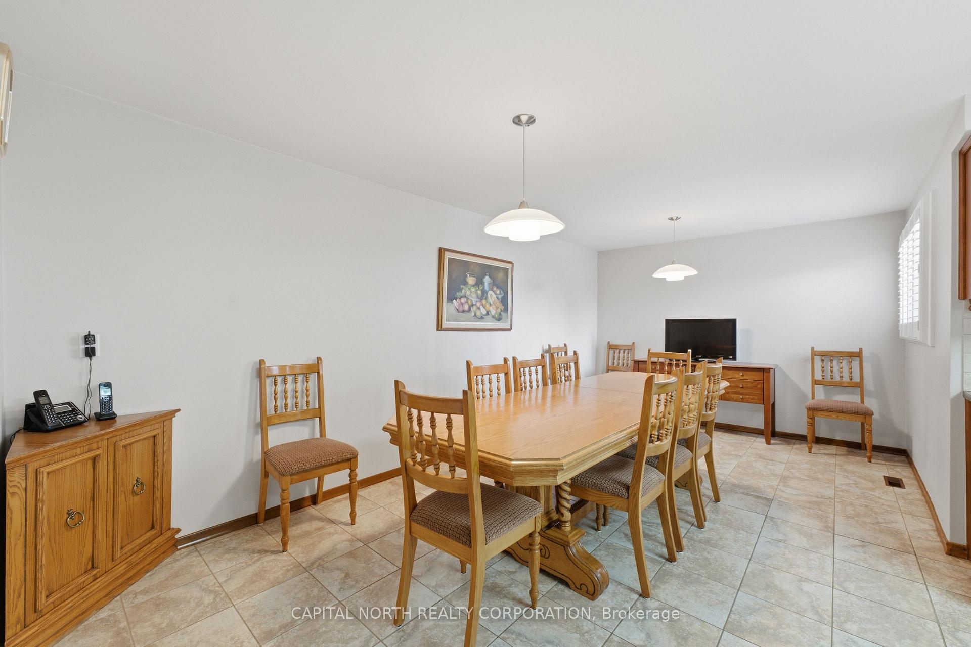 Photo 11 of 21 Maryhill Drive, Etobicoke, Mount Olive-Silverstone-Jamestown — HOMEH
