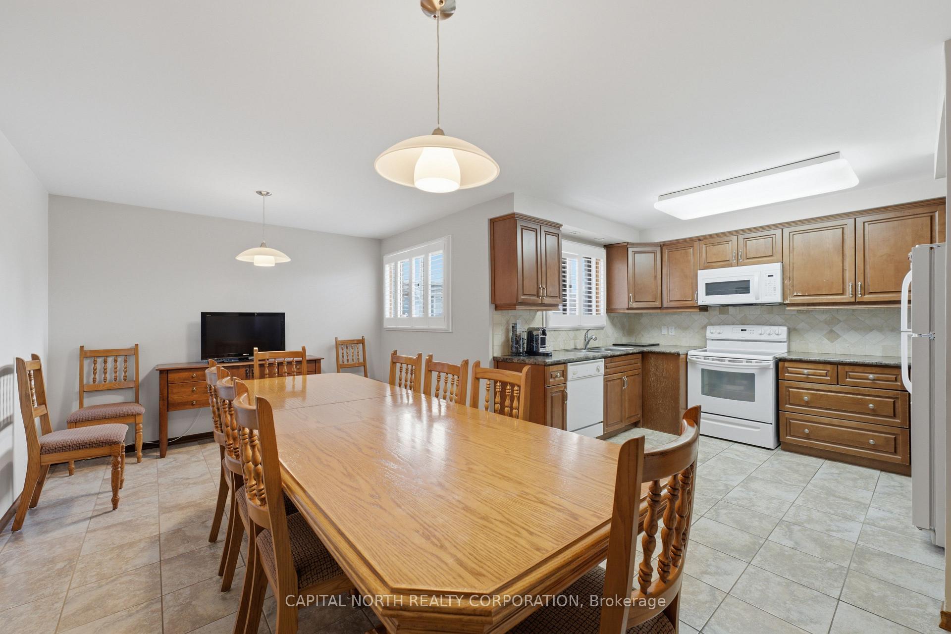 Photo 12 of 21 Maryhill Drive, Etobicoke, Mount Olive-Silverstone-Jamestown — HOMEH