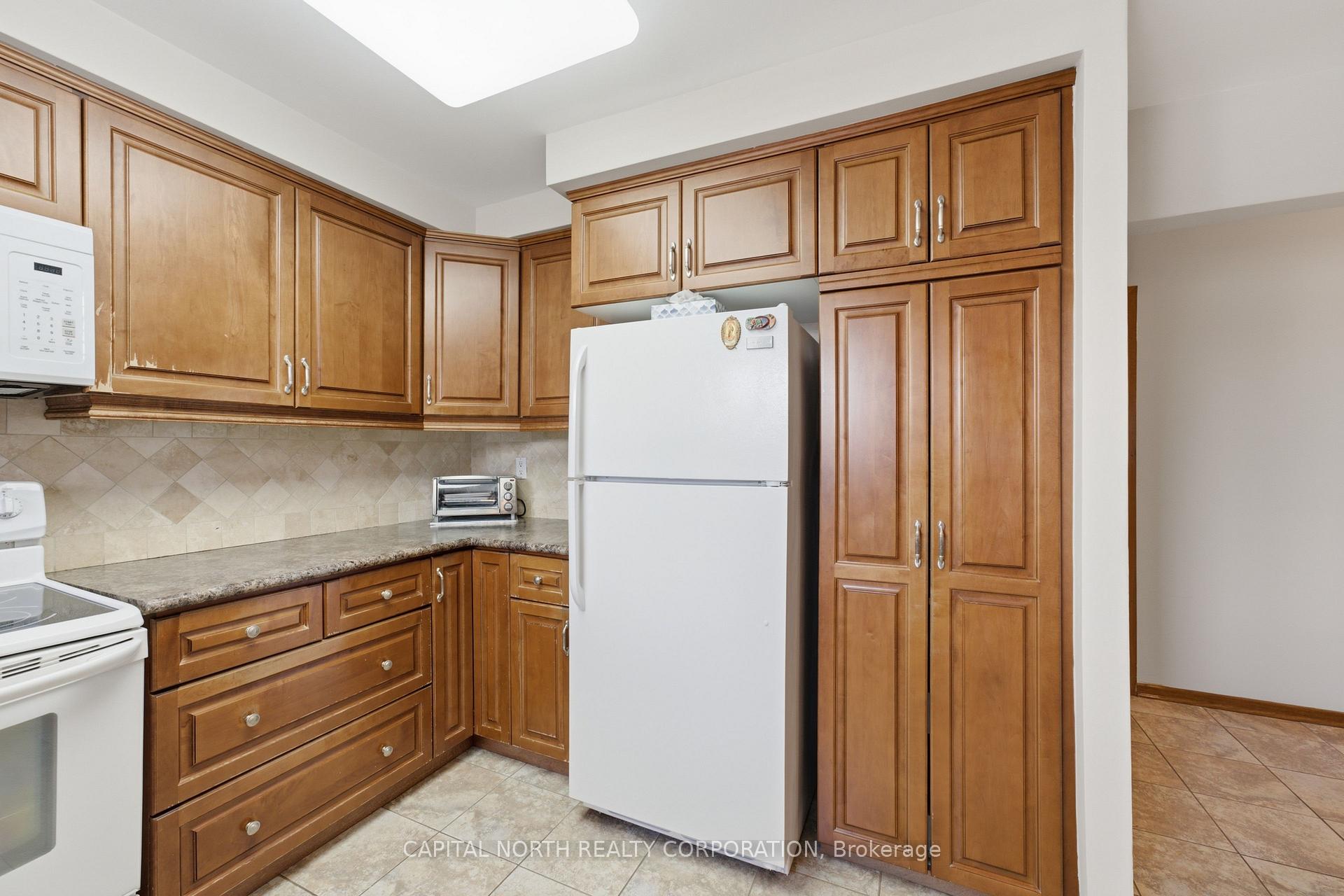 Photo 18 of 21 Maryhill Drive, Etobicoke, Mount Olive-Silverstone-Jamestown — HOMEH