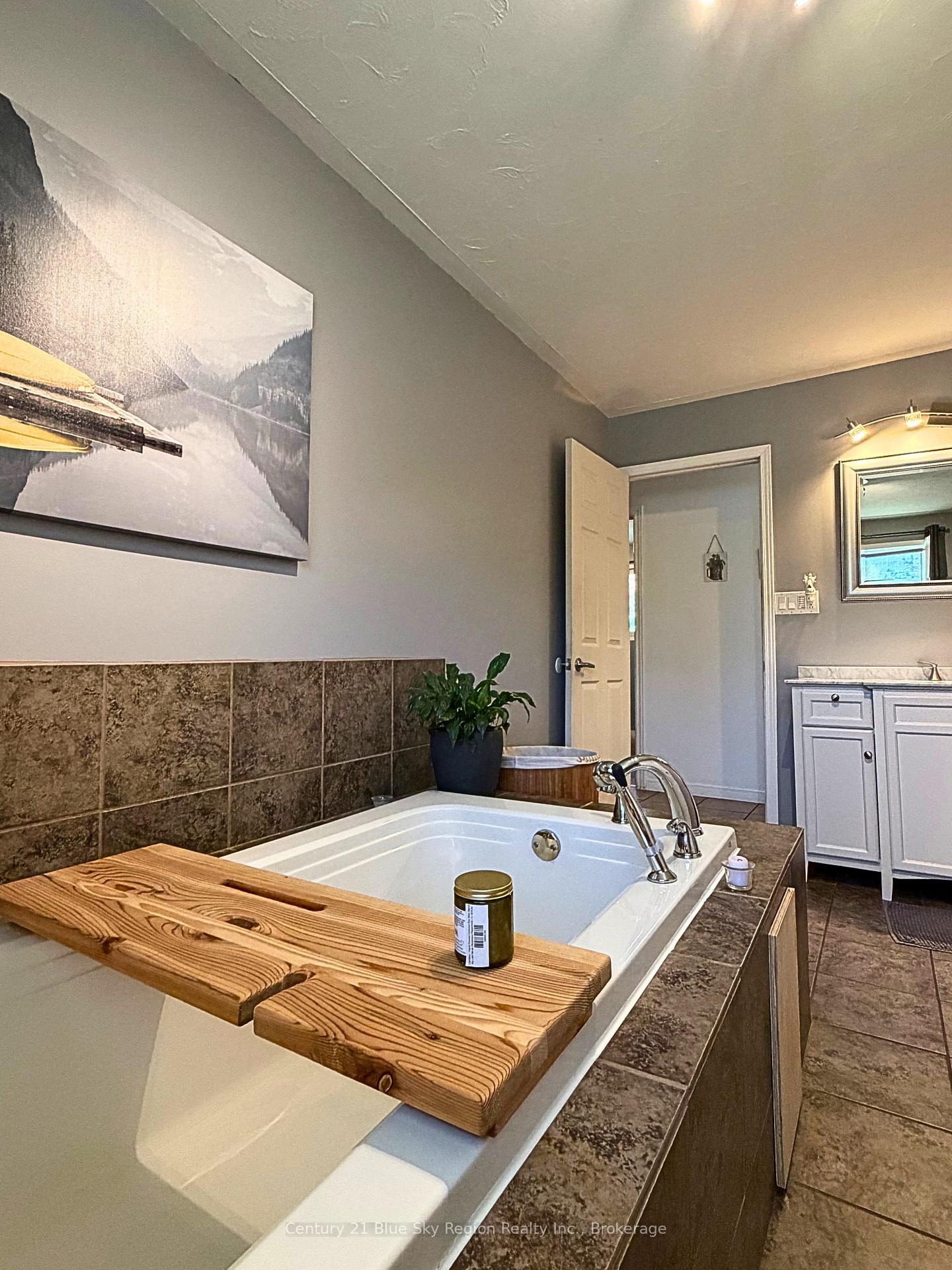 Photo 13 of 940 Lily Street, Mattawa — HOMEH