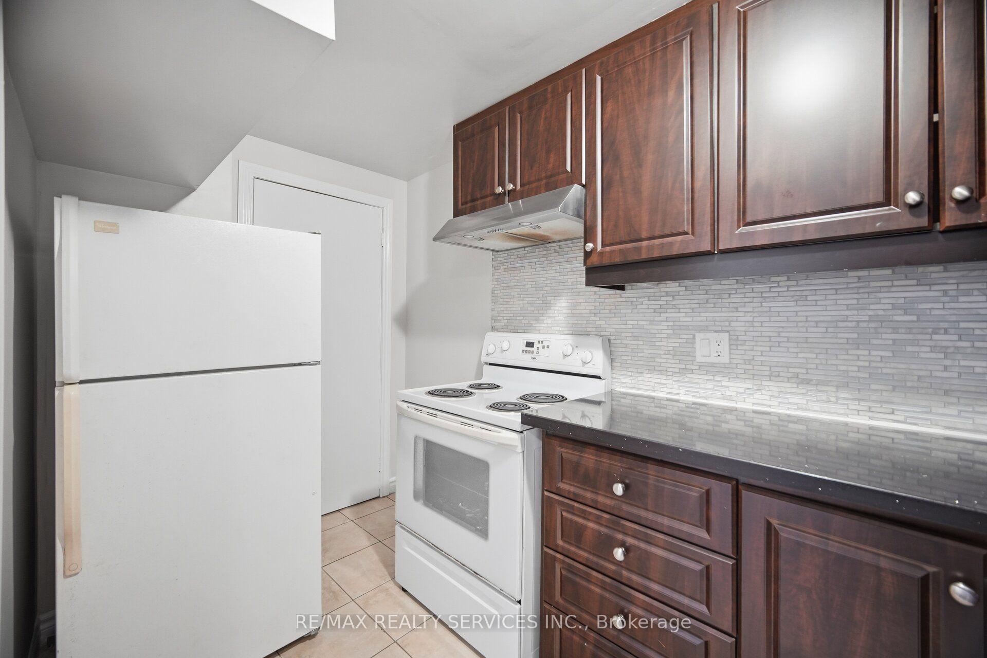 Photo 37 of 35 Stoneylake Avenue, Brampton, Madoc — HOMEH