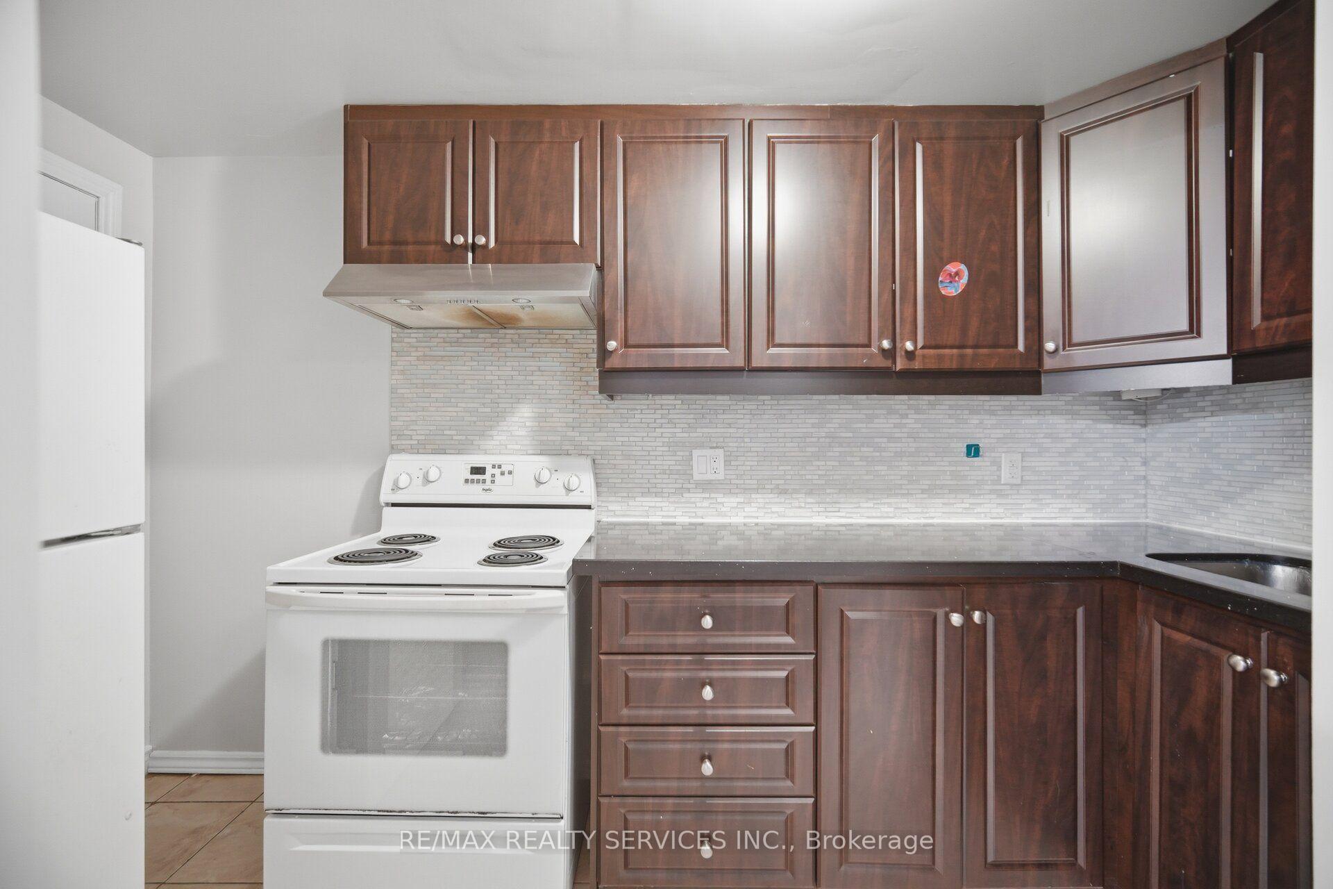 Photo 38 of 35 Stoneylake Avenue, Brampton, Madoc — HOMEH