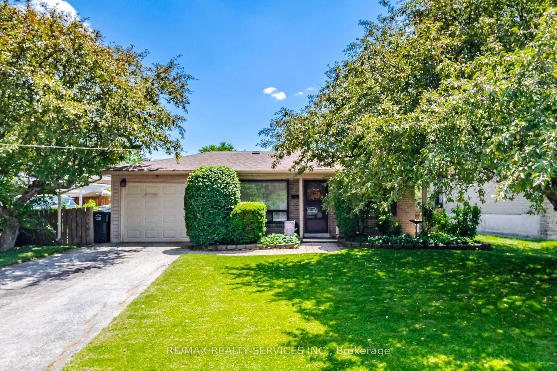 Photo 2 of 15 Ferndale Crescent, Brampton, Brampton East — HOMEH