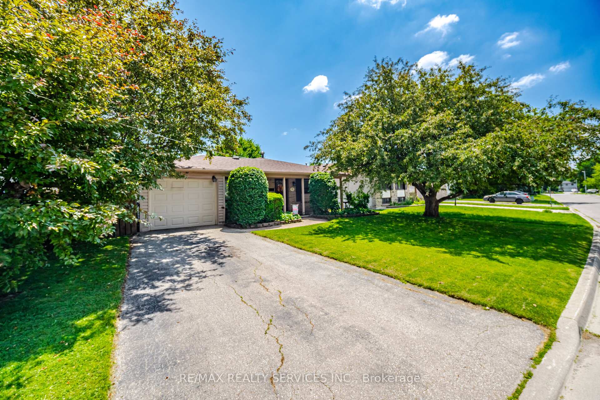 Photo 3 of 15 Ferndale Crescent, Brampton, Brampton East — HOMEH
