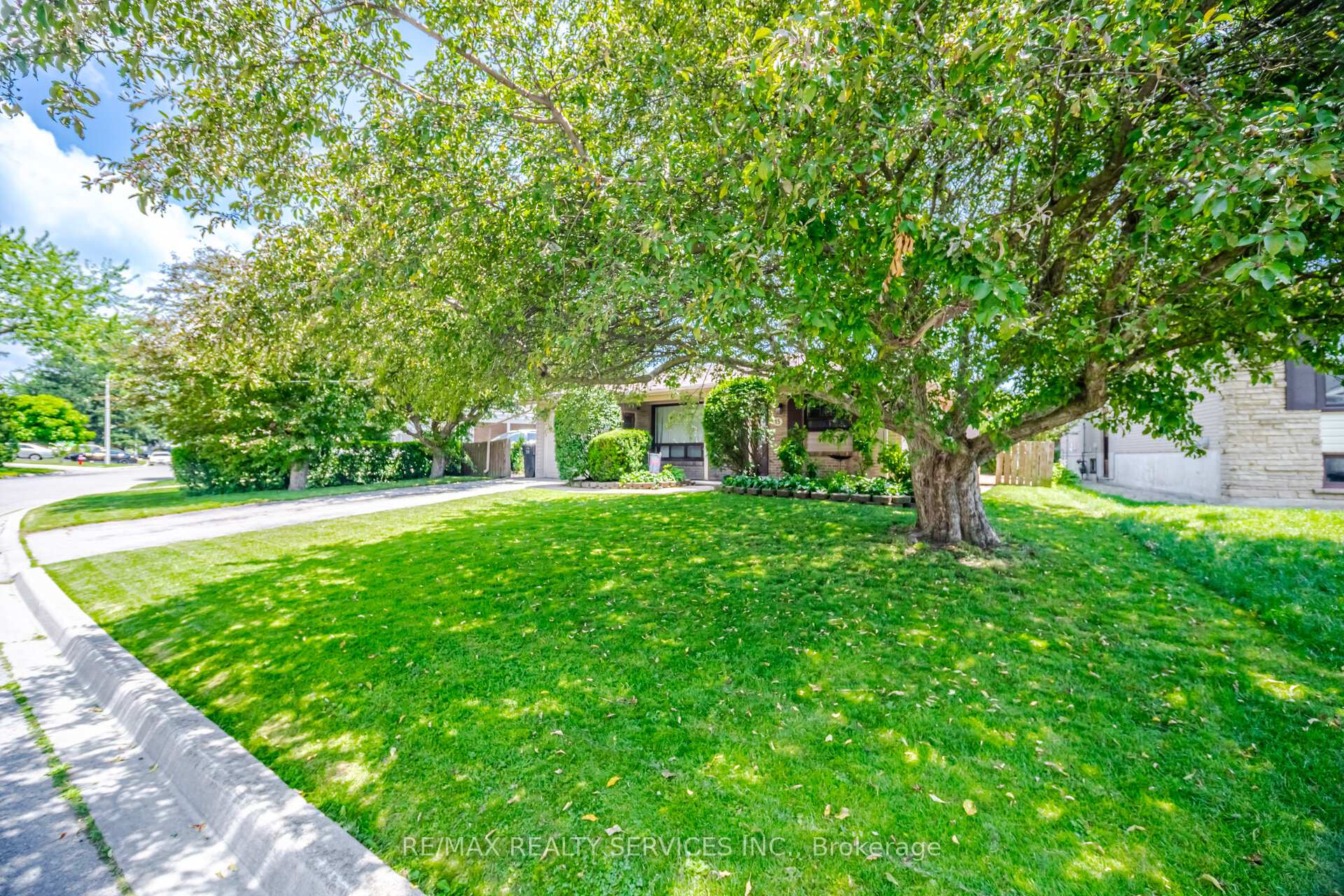Photo 4 of 15 Ferndale Crescent, Brampton, Brampton East — HOMEH