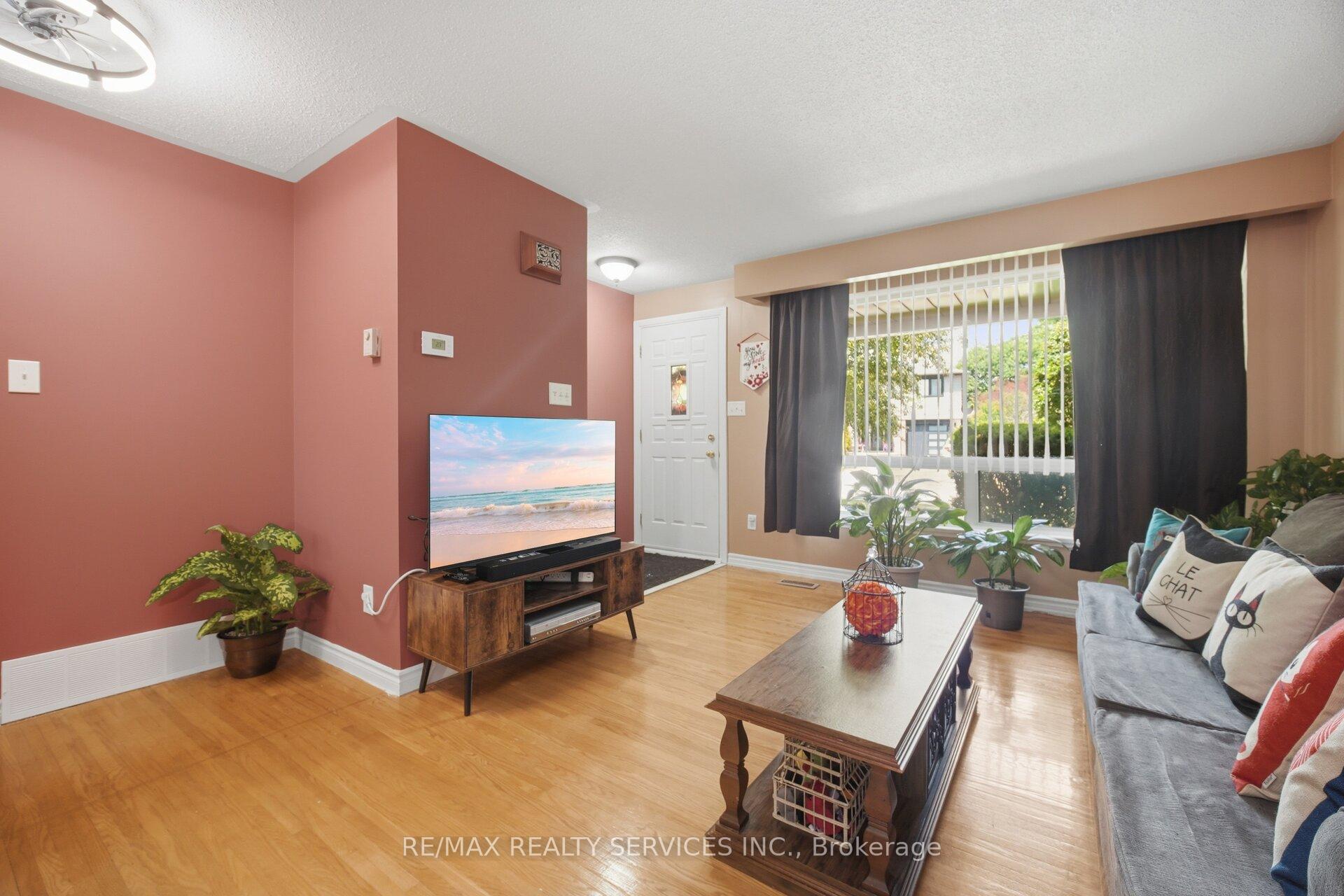 Photo 8 of 15 Ferndale Crescent, Brampton, Brampton East — HOMEH