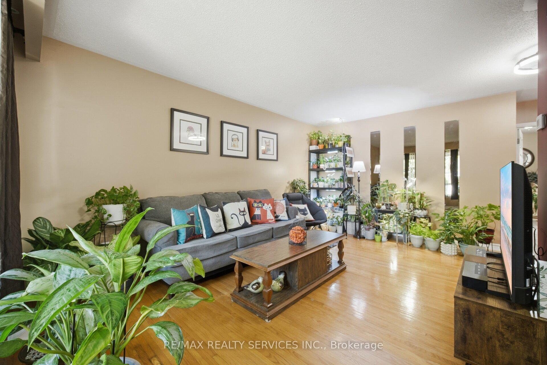 Photo 9 of 15 Ferndale Crescent, Brampton, Brampton East — HOMEH
