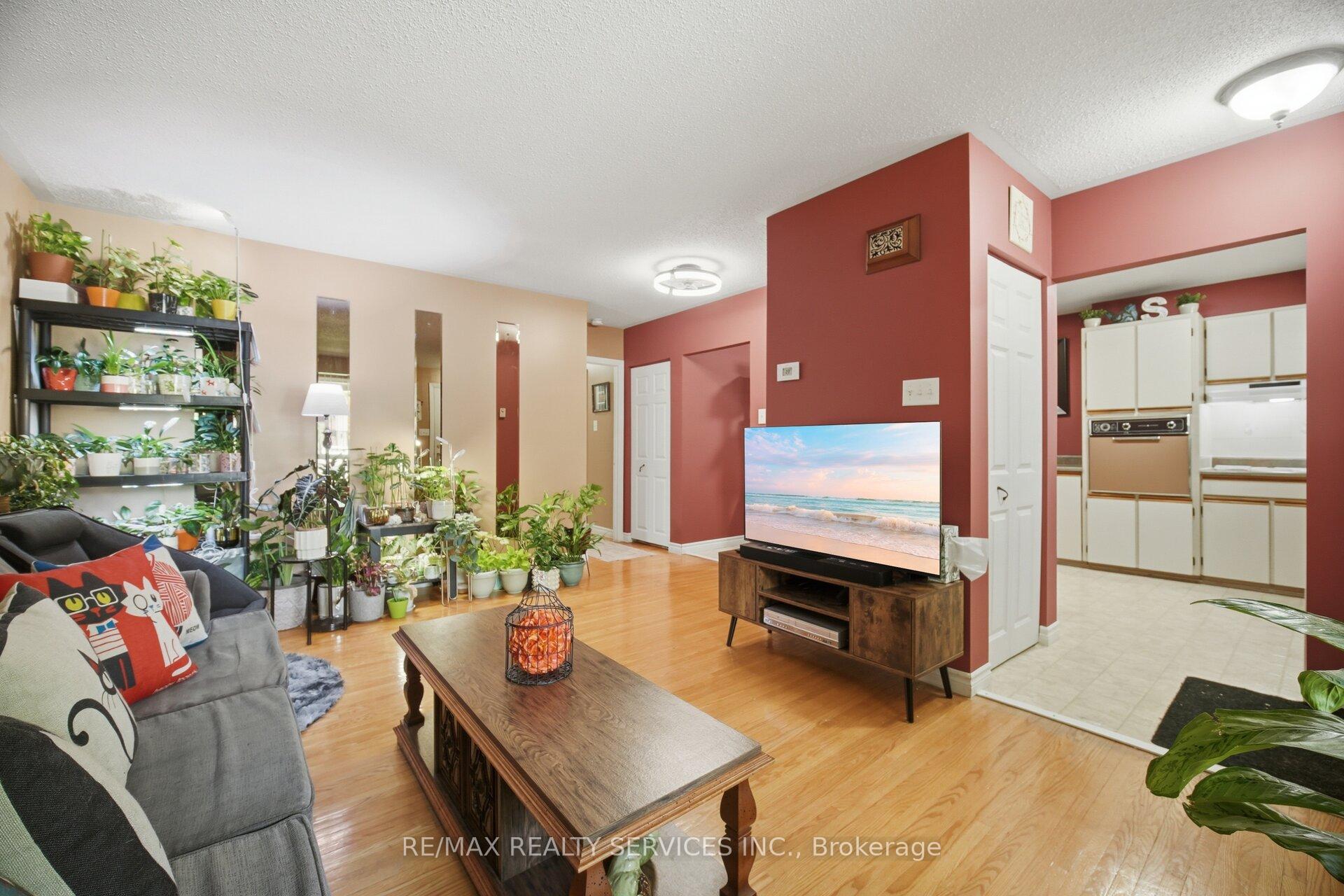 Photo 10 of 15 Ferndale Crescent, Brampton, Brampton East — HOMEH