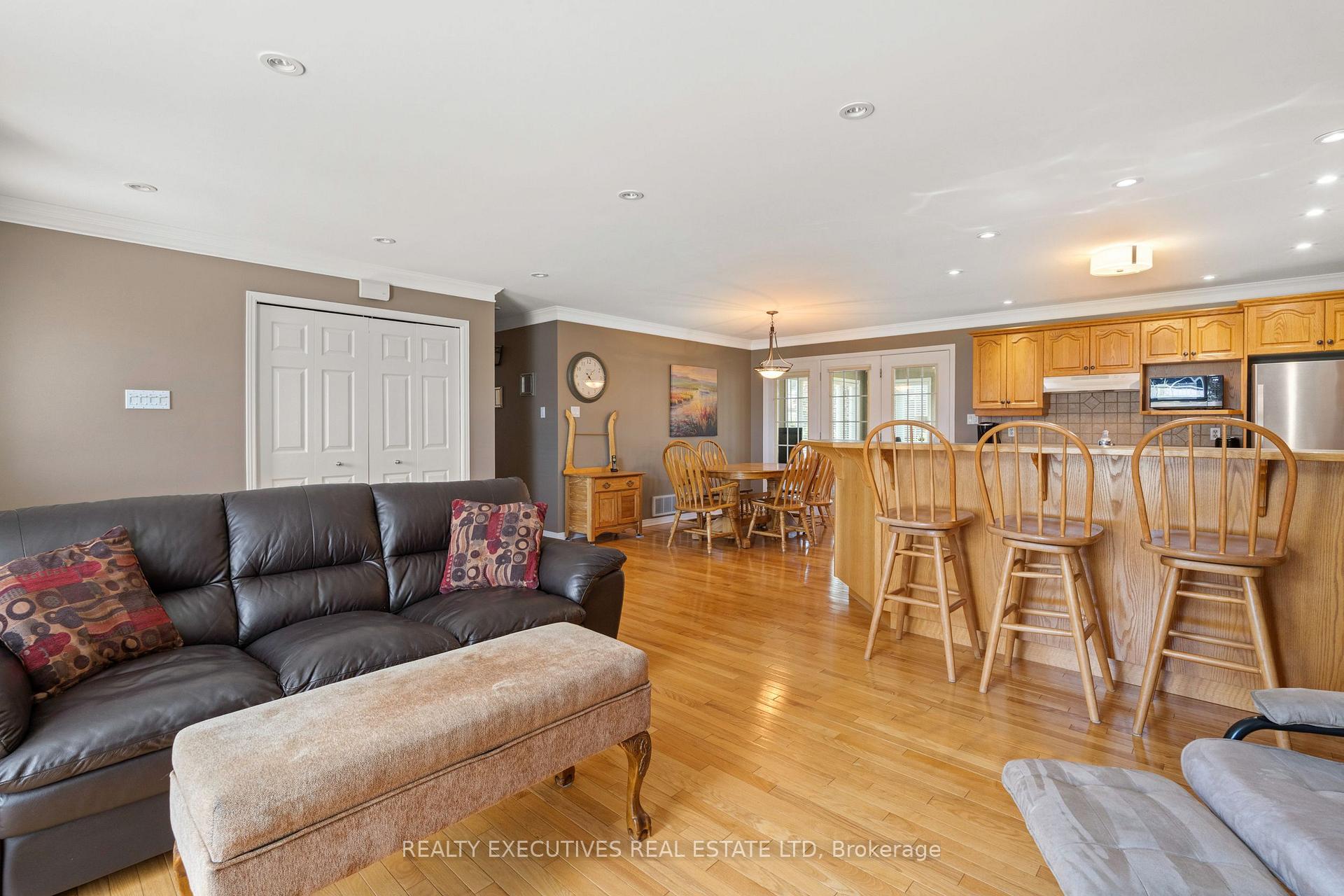 Photo 11 of 434 Queen Street, North Dundas, Winchester — HOMEH